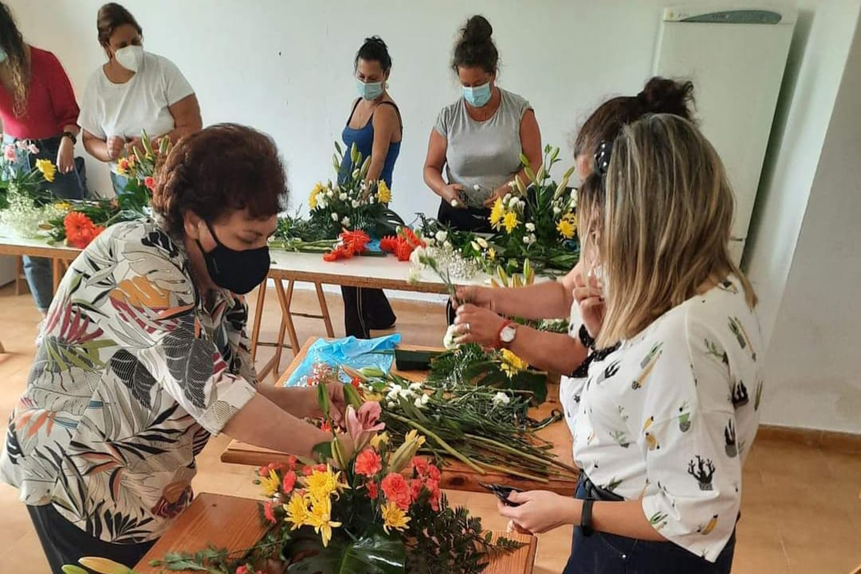 La Asociación cultural Amador organiza el taller de arreglo floral “La cruz de mayo”