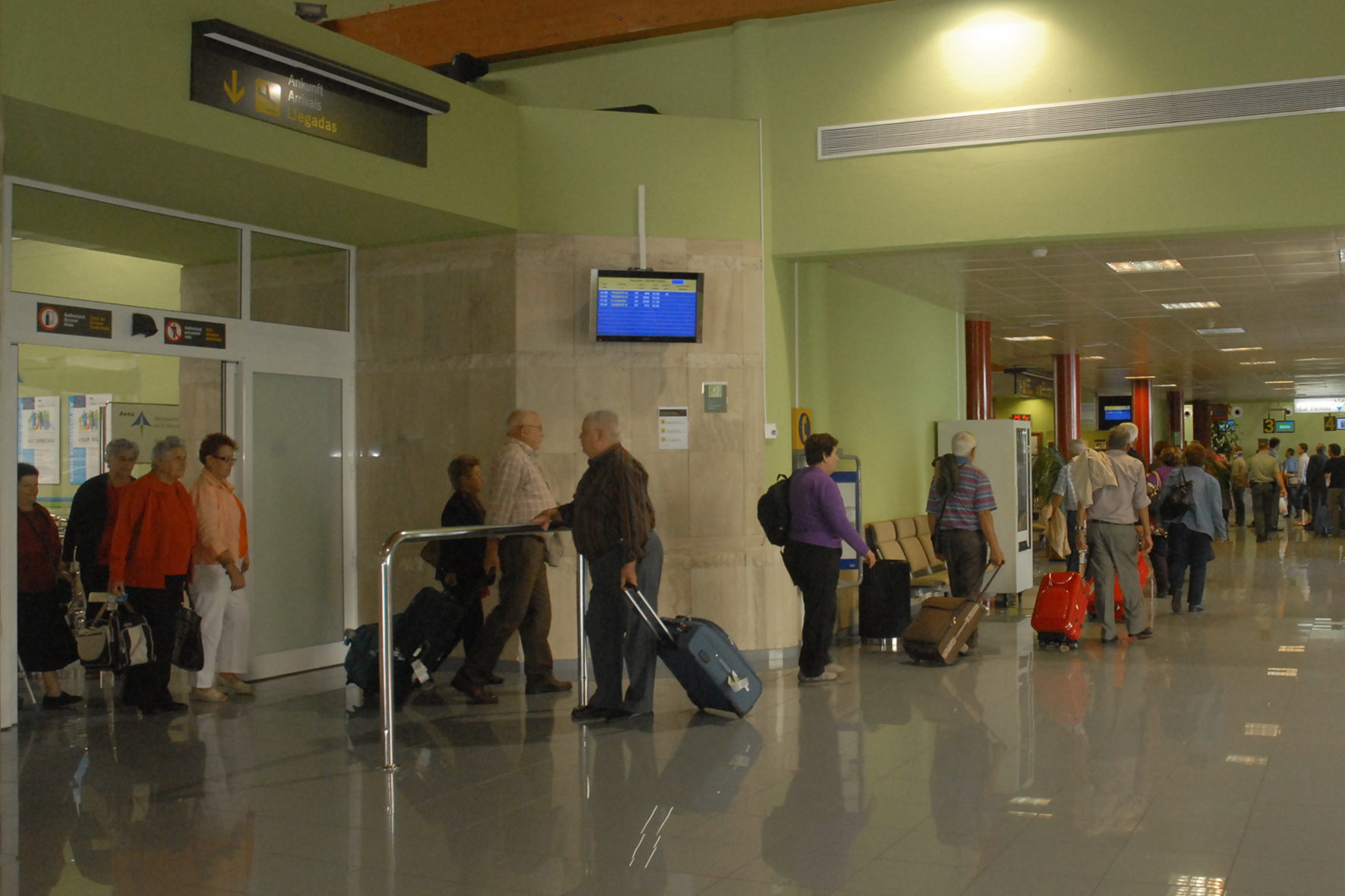 El aeropuerto de El Hierro mantiene suspendida su operativa debido a la baja visibilidad por Calima