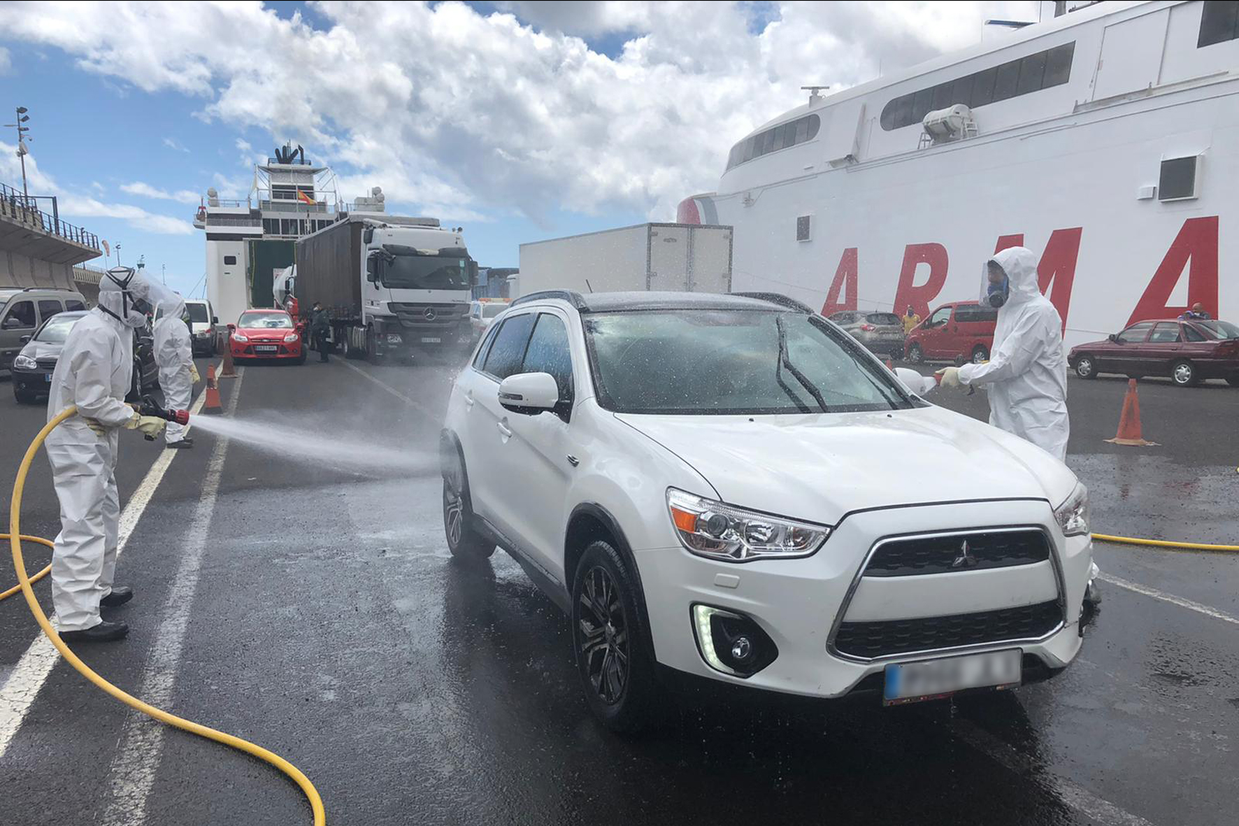 El Cabildo de El Hierro desinfecta los vehículos a su llegada en el Puerto de La Estaca
