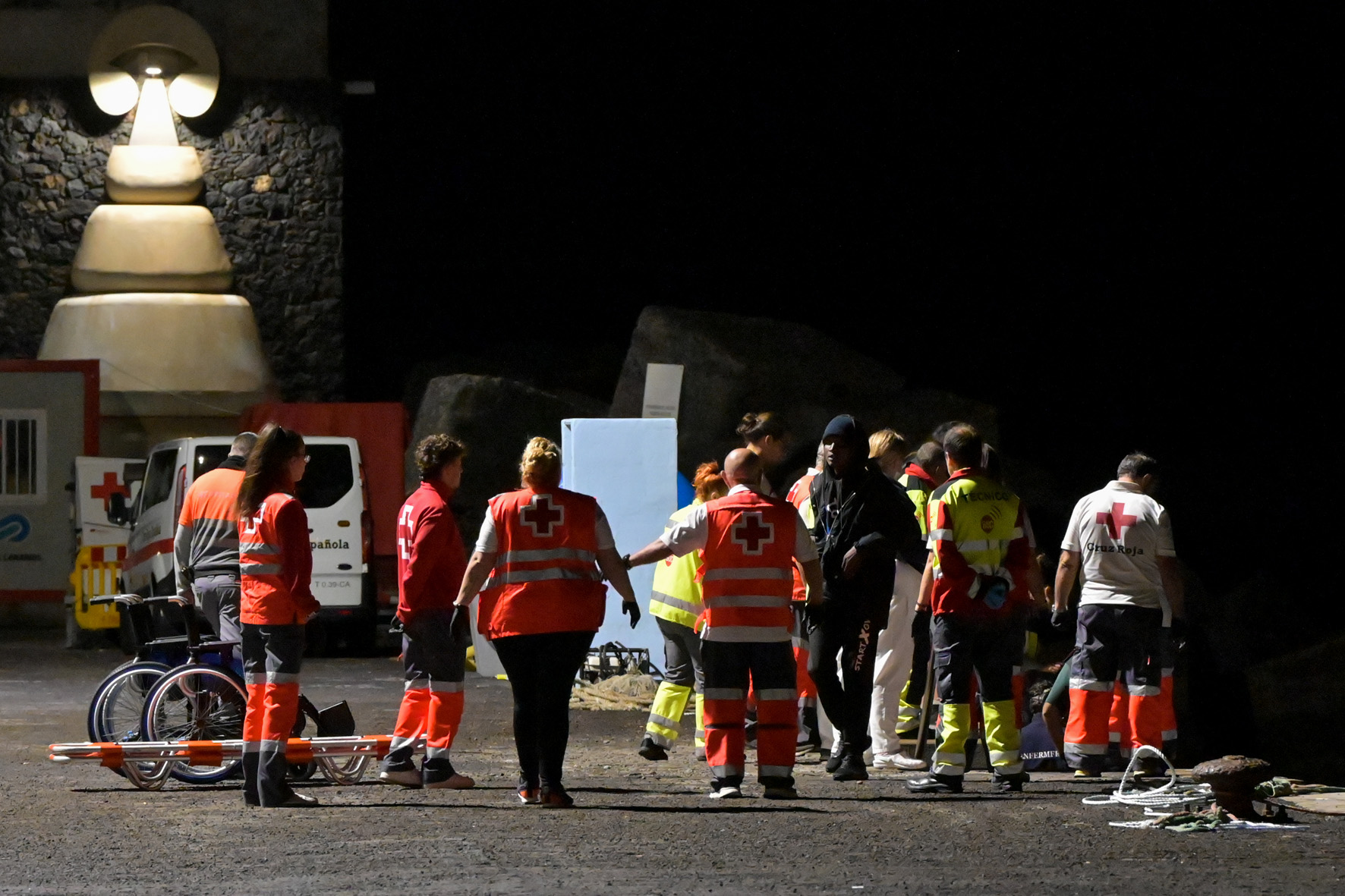 Salvamento Marítimo rescata un cayuco, con 51 personas en la noche de ayer