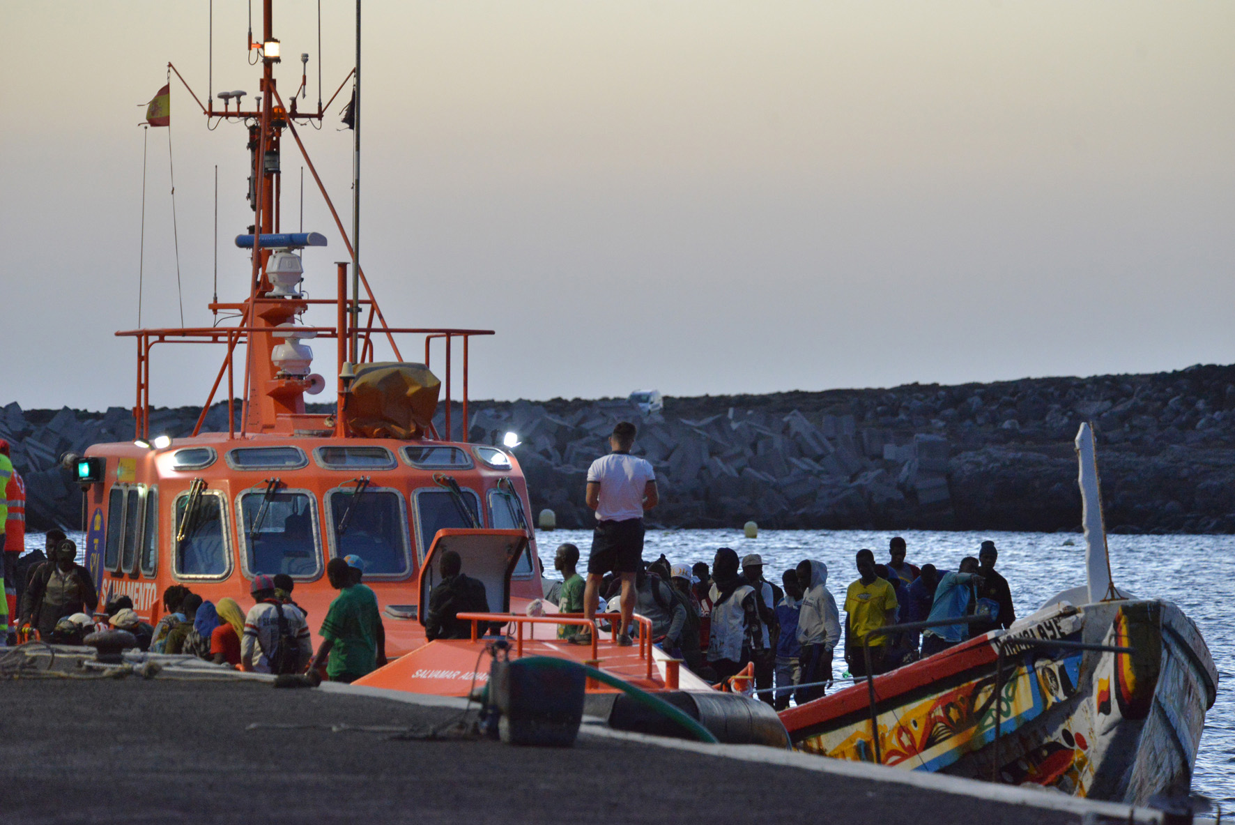 Salvamento Marítimo rescata un cayuco con 65 inmigrantes en aguas próximas a El Hierro en la mañana de hoy