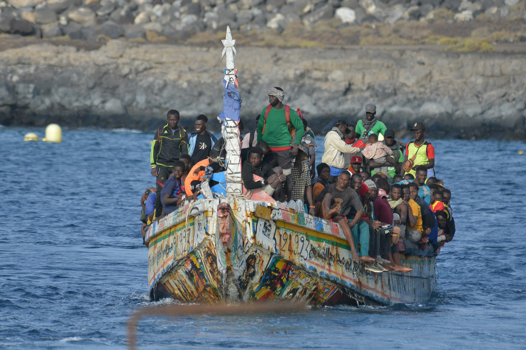 Salvamento Marítimo rescata una embarcación con 118 inmigrantes en aguas cercana a El Hierro