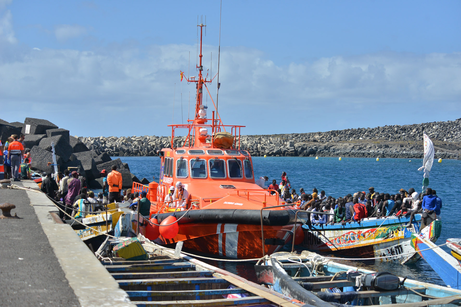 Salvamar Adhara rescata la embarcación con mayor número de personas, 320 migrantes, en la historia de la migración en Canarias