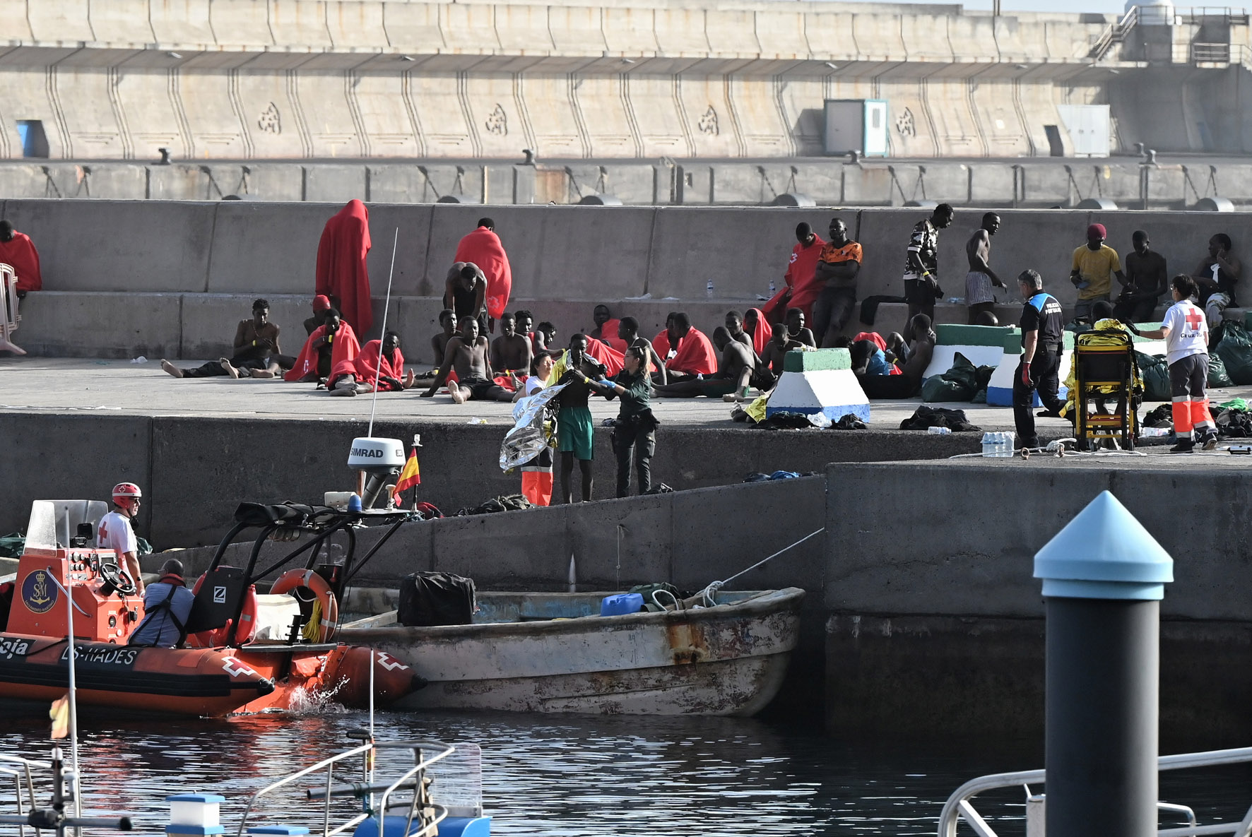 Un total de 225 inmigrantes han llegado hoy a El Hierro a bordo de 2 embarcaciones, entre ellos 3 fallecidos