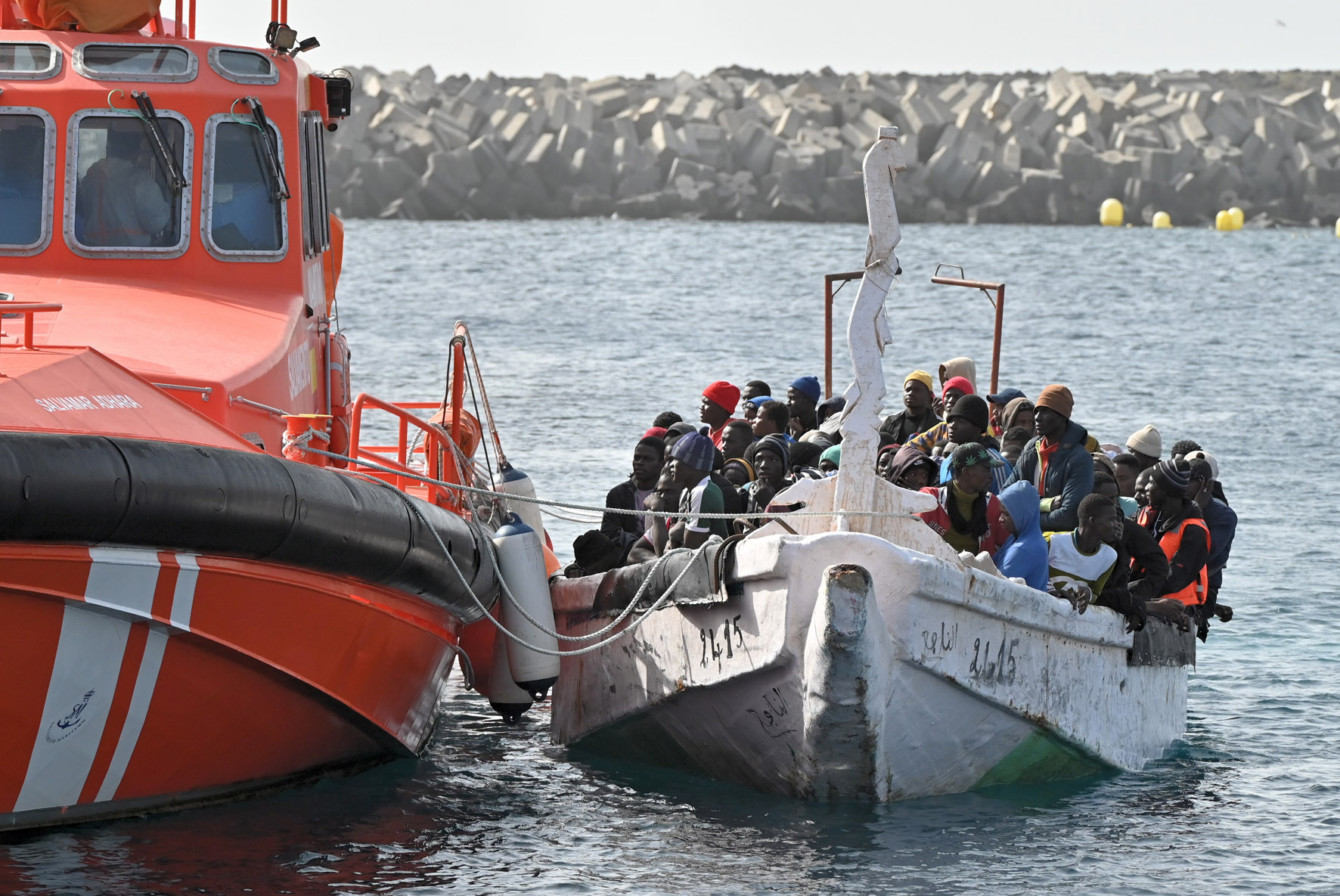 Salvamento Marítimo rescata un cayuco con 108 ocupantes, en aguas próximas a la isla en la tarde de hoy