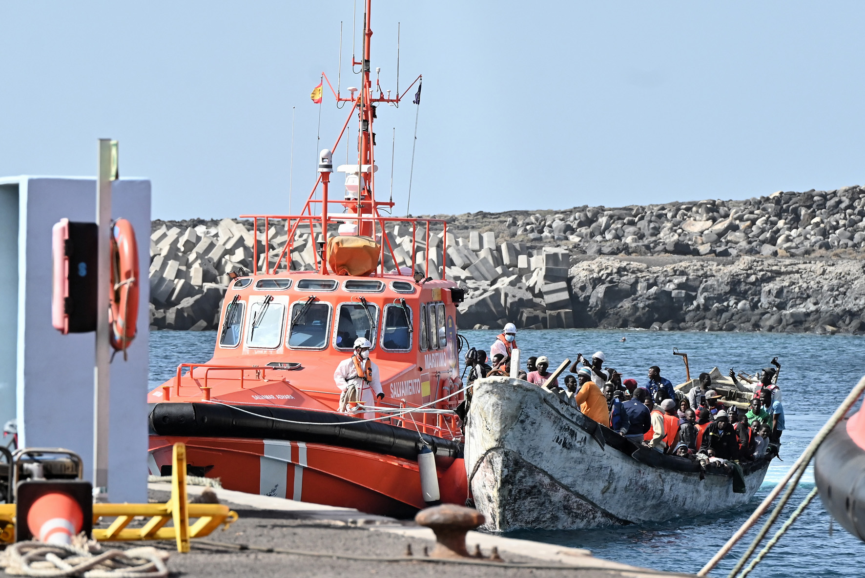 Salvamento Marítimo rescata un cayuco con 162 inmigrantes, en aguas próximas a la isla en la tarde de hoy