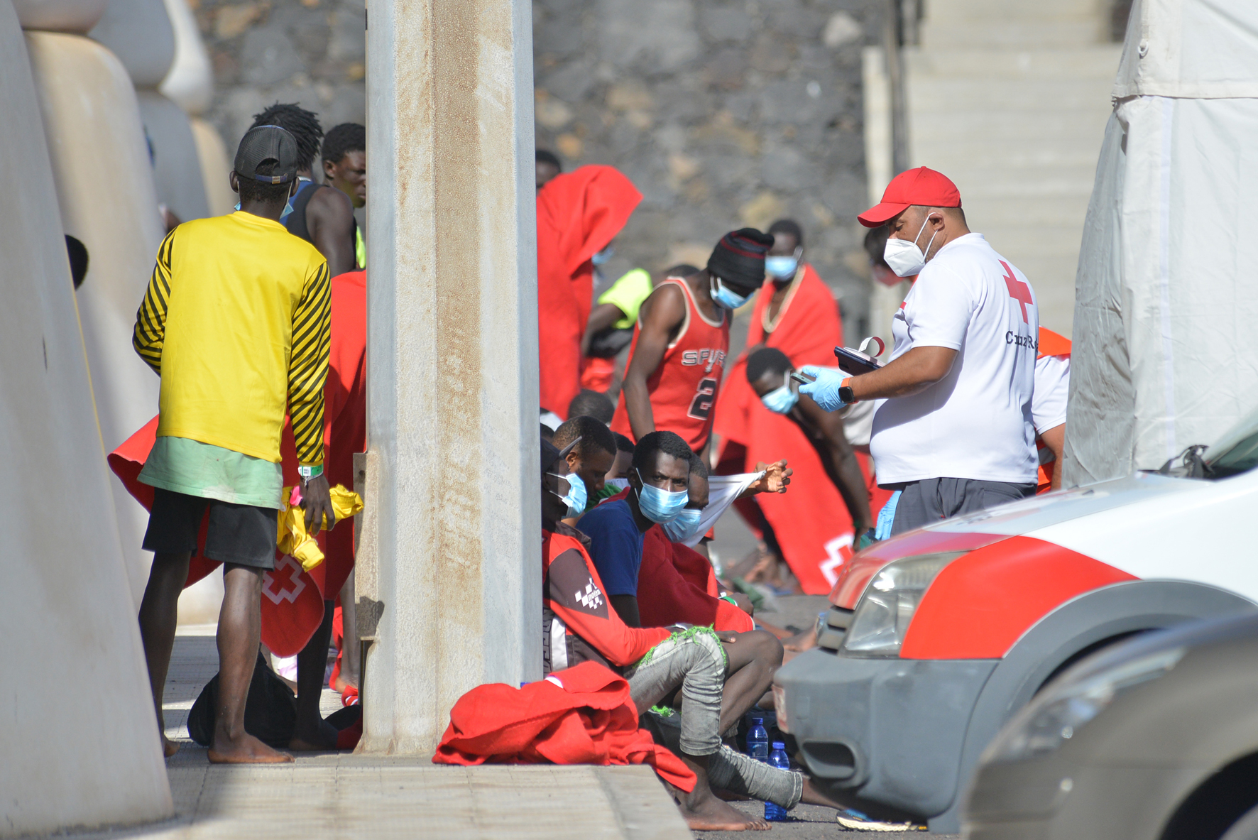 Arriba por sus propios medios un cayuco con 46 inmigrantes al puerto de La Restinga