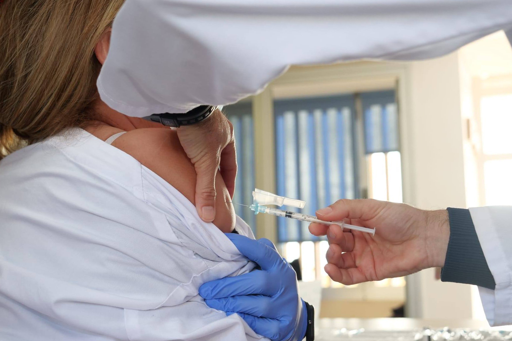 Sanidad facilita la vacunación a los residentes canarios que se desplacen a otra Isla por motivos laborales o de ocio durante el verano