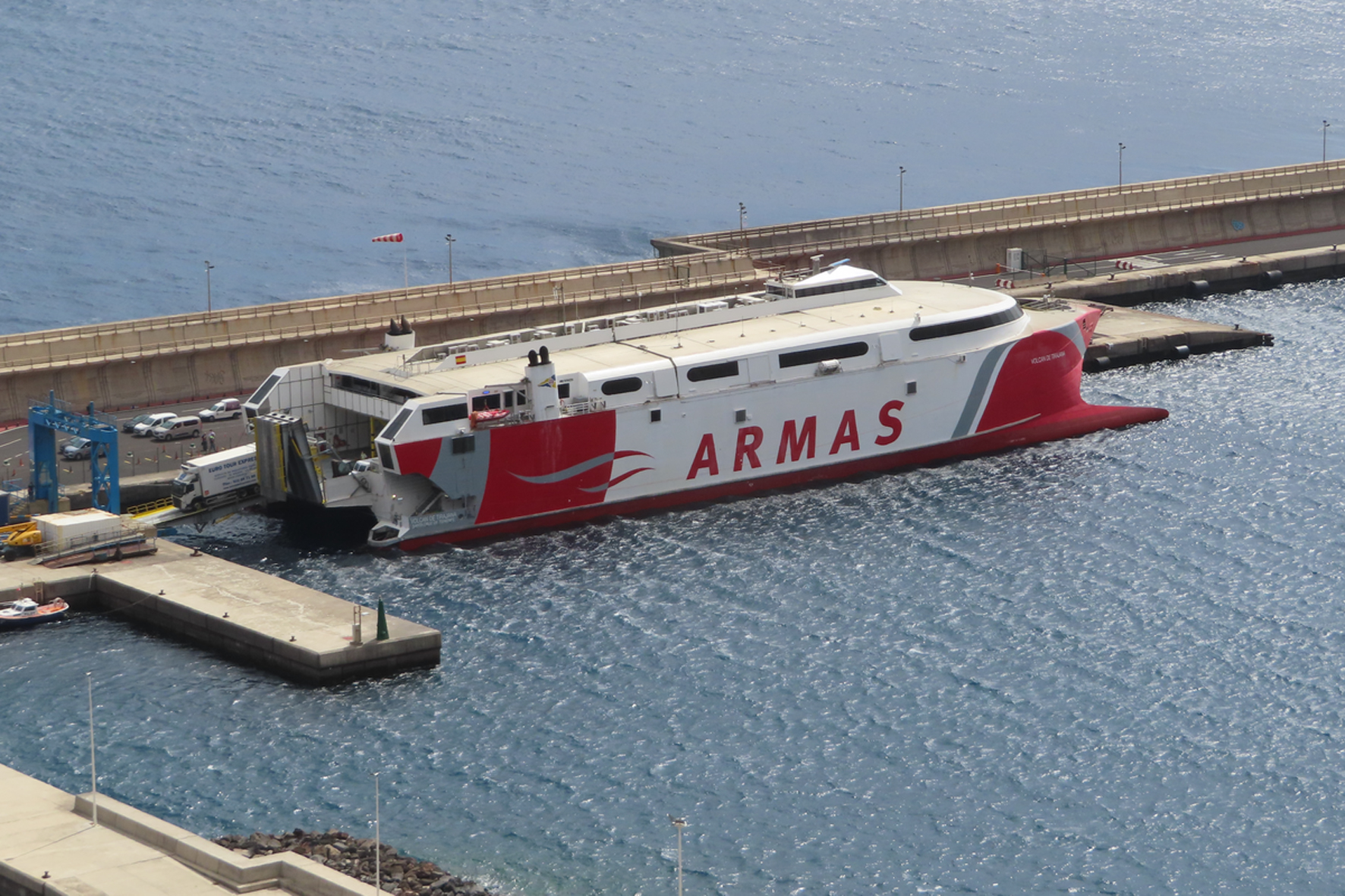 Naviera Armas refuerza la conectividad marítima de El Hierro con Tenerife con dos enlaces semanales más