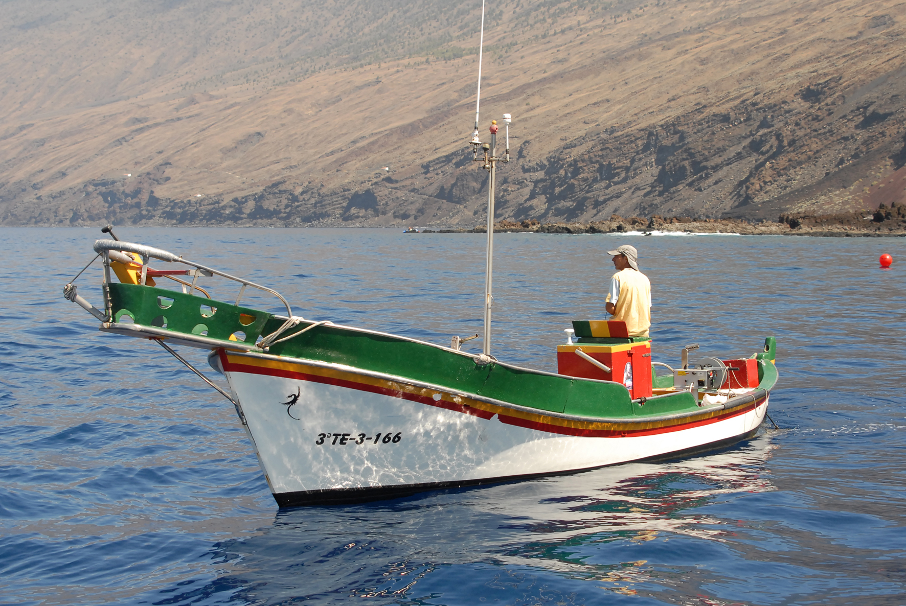 El Cabildo de El Hierro subvenciona la adquisición equipamiento para barcos de pesca