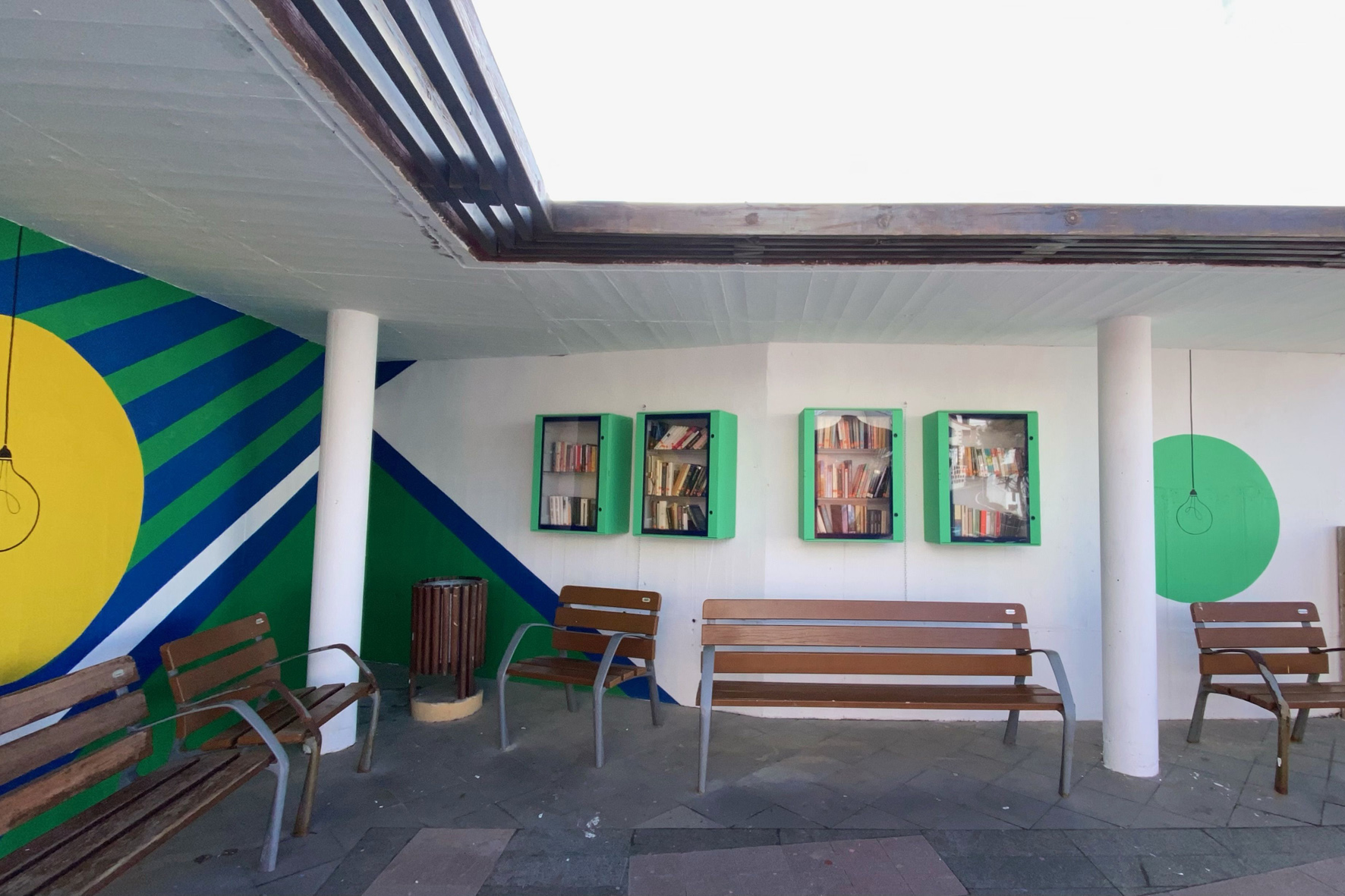 El Pinar instala una nueva “publiteca” junto a la parada de guaguas de Las Casas