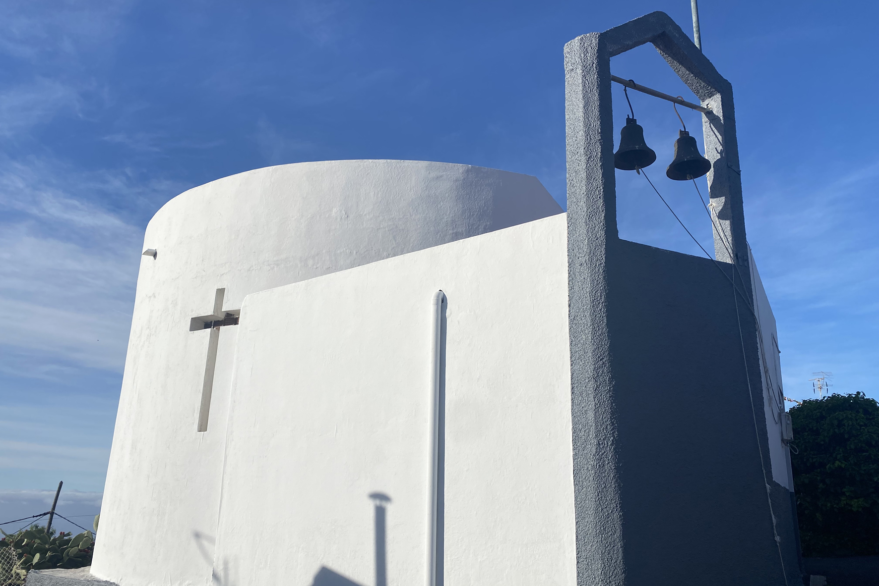 El Ayuntamiento embellece la iglesia del Cristo de Las Casas