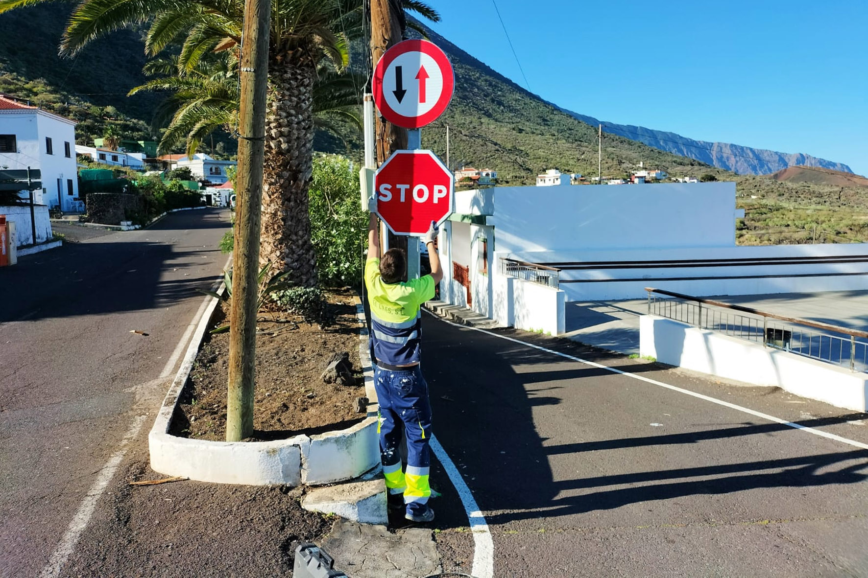 El Ayuntamiento de la Frontera ejecuta obras de señalización viaria en el municipio