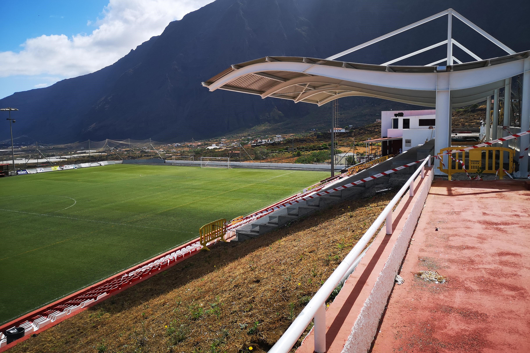 La Frontera inicia las obras de techado y  nuevas gradas del campo de Futbol municipal