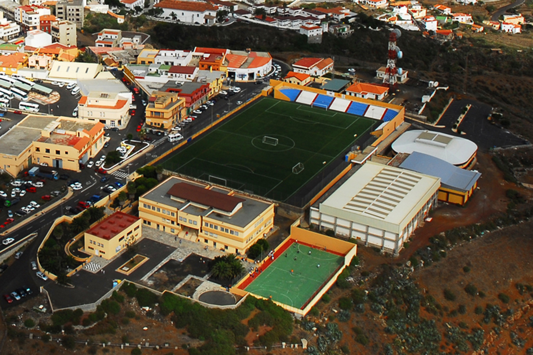 El Cabildo de El Hierro reparará la cubierta del Polideportivo de Valverde