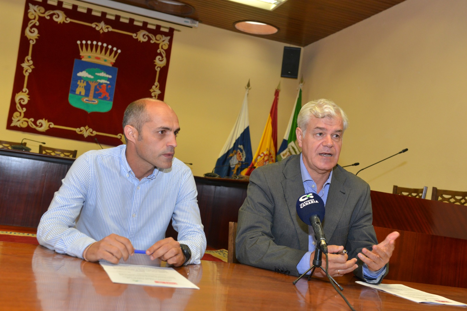 PSOE y AExEH firman un pacto de gobierno en el Cabildo