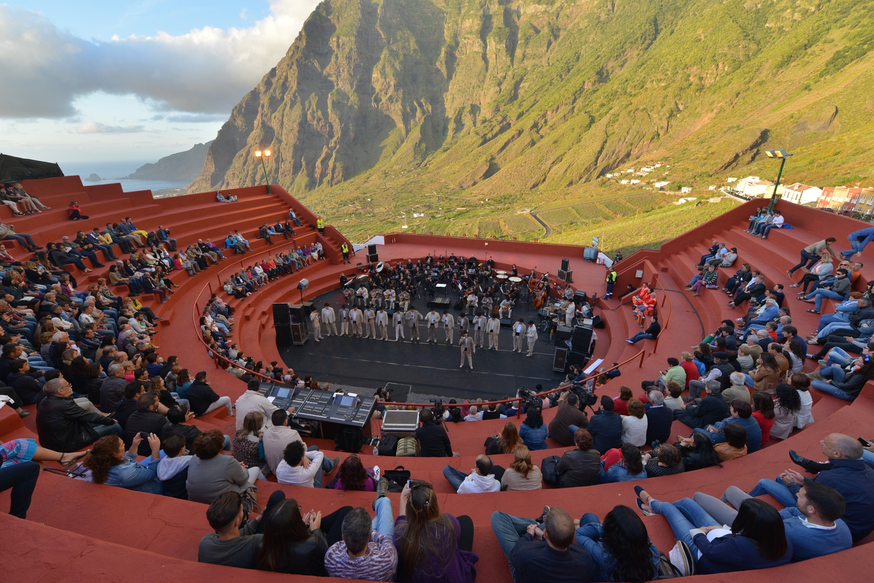 El terrero de lucha Ramón Méndez de La Frontera acoge el acto institucional del Día de Canarias en El Hierro con el concierto "Timples@2021"