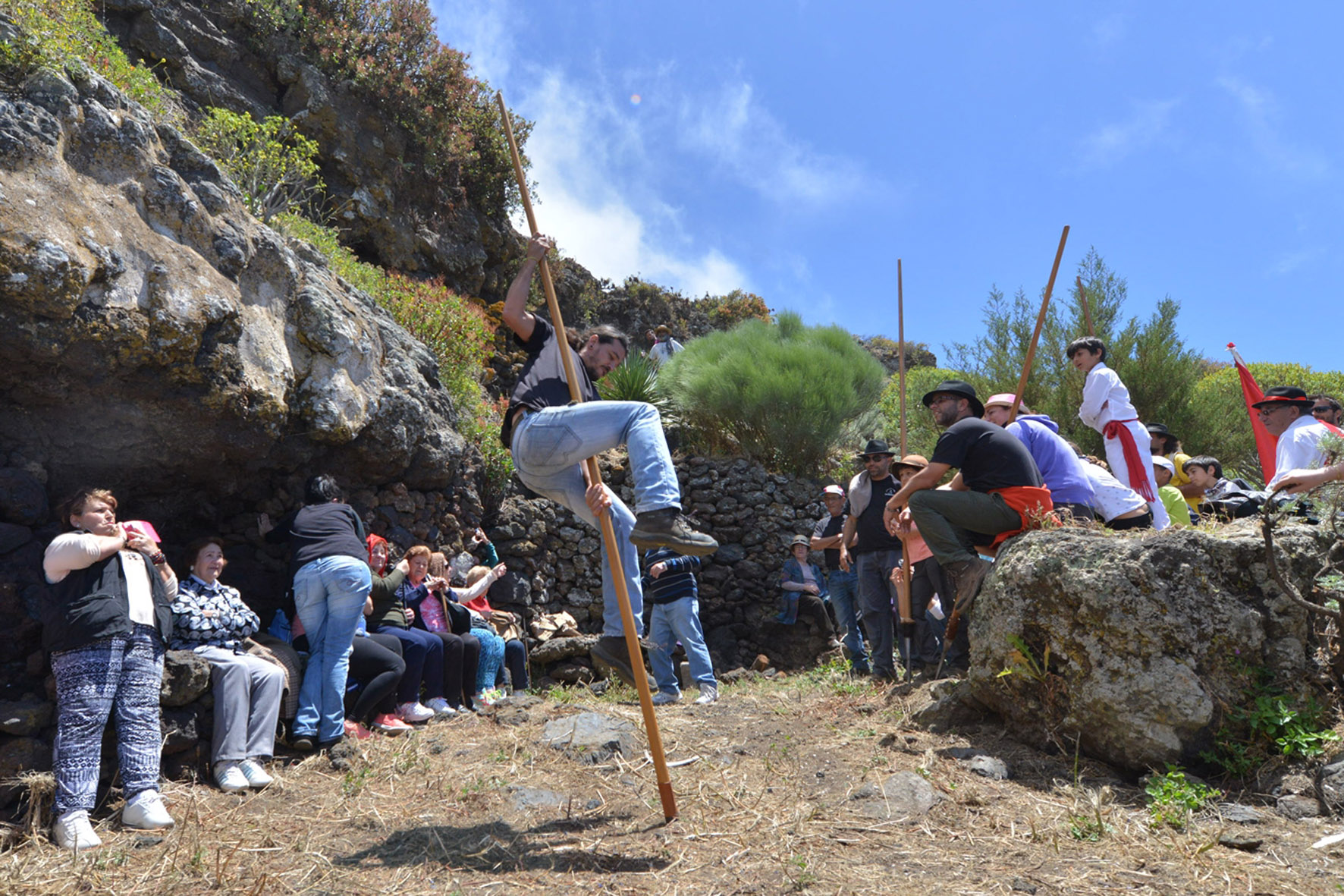 El IES Garoé, ofrece una exhibición de salto del pastor, en la Semana Canaria de Deportes Autóctonos