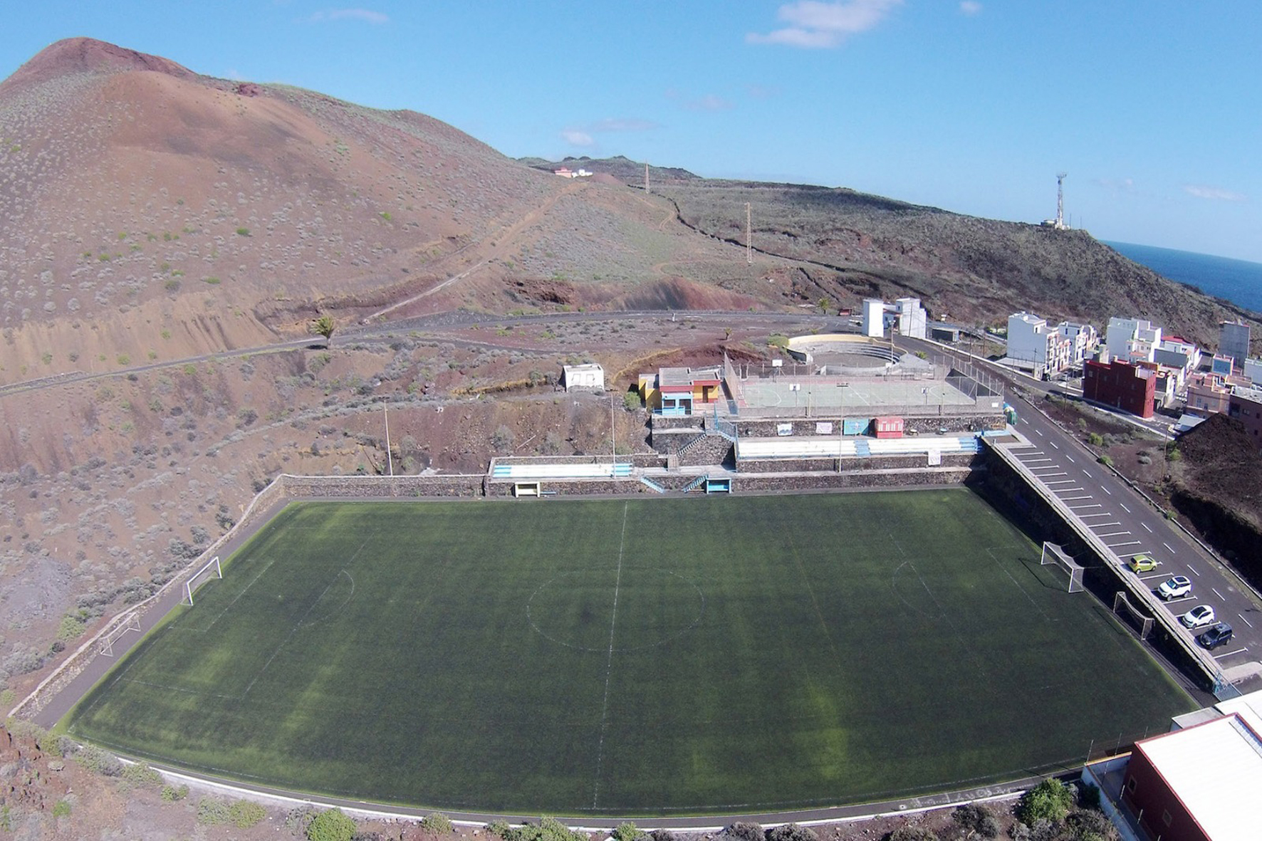 El Cabildo mejorará la iluminación del campo de fútbol de La Restinga