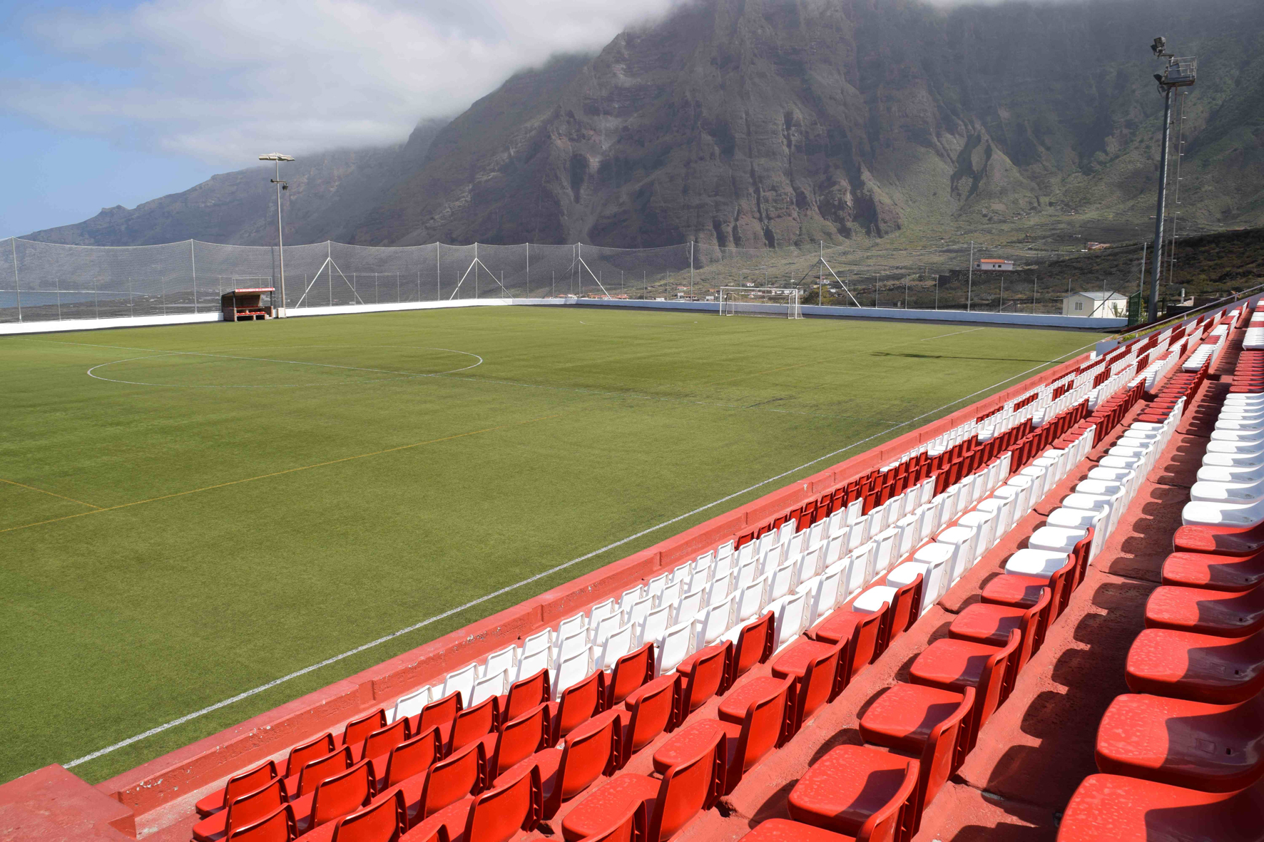 El PP pide la renovación del césped artificial del campo de fútbol municipal de La Frontera