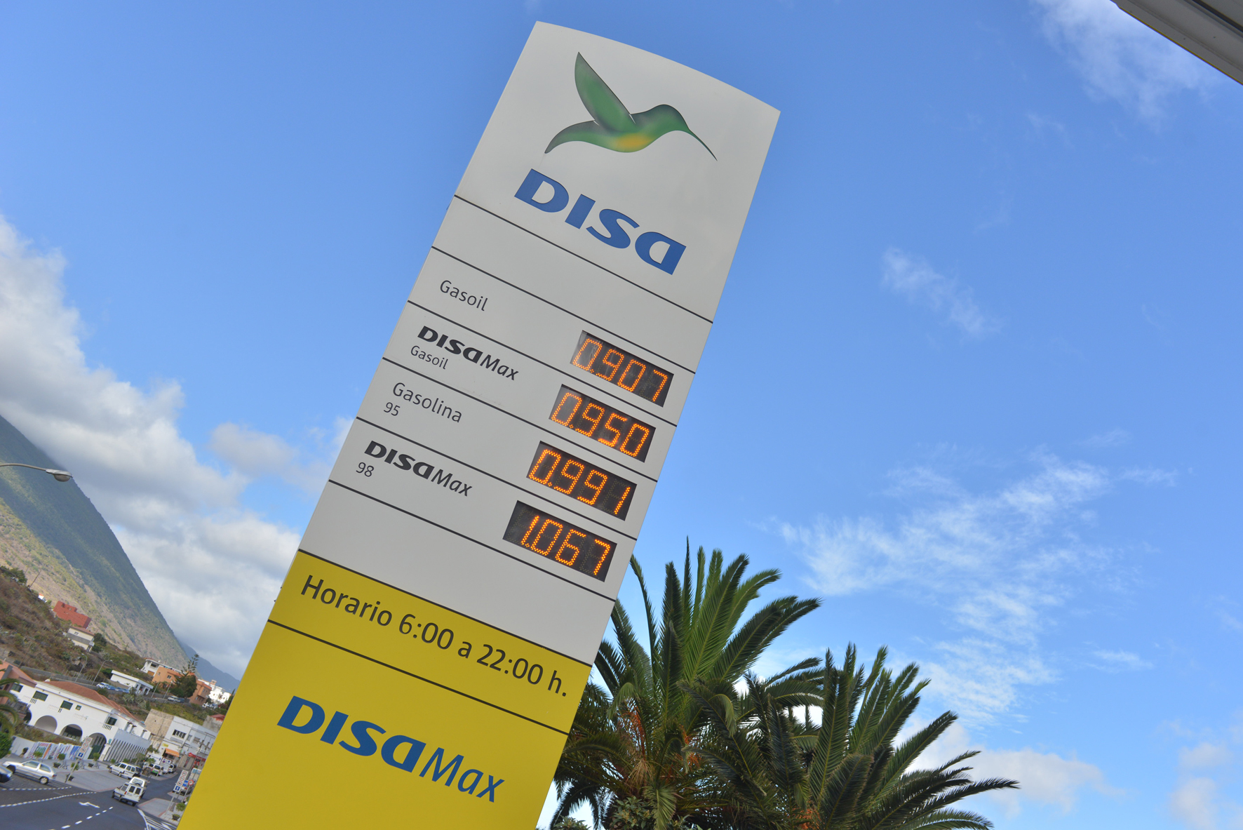 La bajada de precio de los combustibles acordada entre DISA, Gobierno de Canarias y los Cabildos de El Hierro y La Gomera entra en vigor mañana