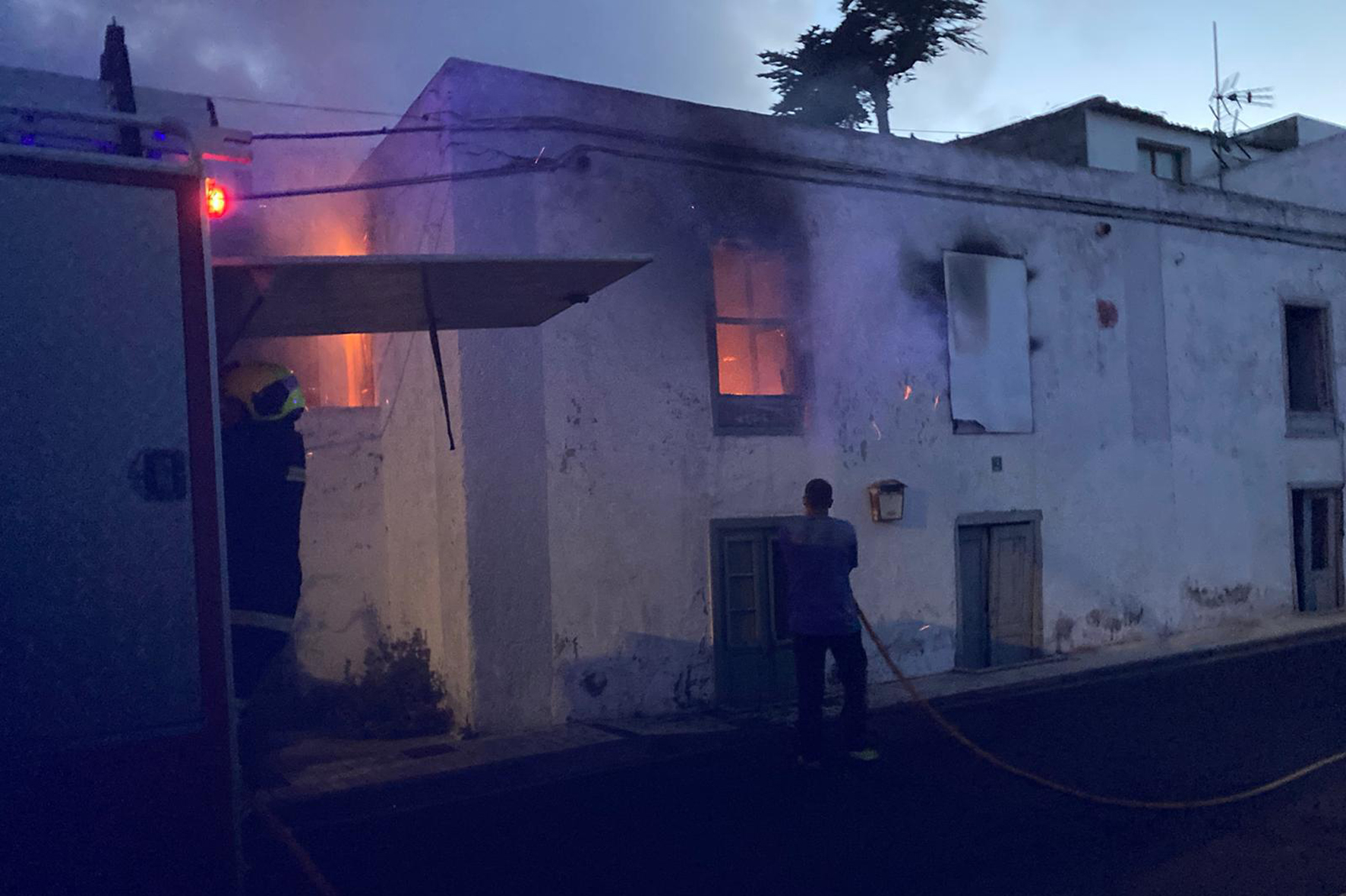 El Grupo de intervención de El Cabildo sofoca un incendio en una vivienda de la Calle Santiago en la Villa de Valverde declarado en la noche de ayer
