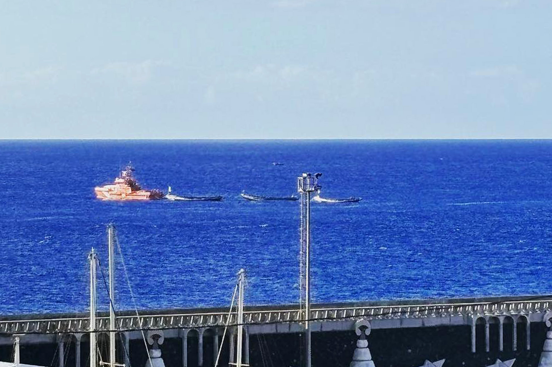 Salvamento Marítimo paraliza el traslado de cayucos al puerto de Granadilla por razones meteorológicas