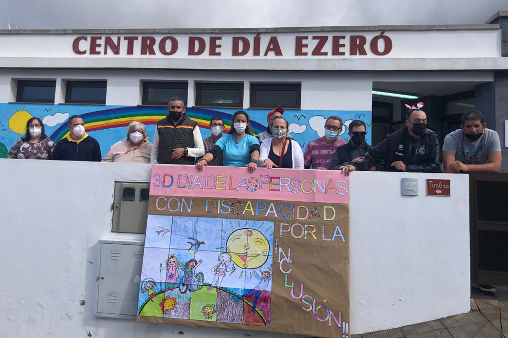 Usuarios del Centro de atención a personas con Discapacidad Ezeró realizan un mural conmemorativo del Dia Internacional De Las Personas Con Discapacidad