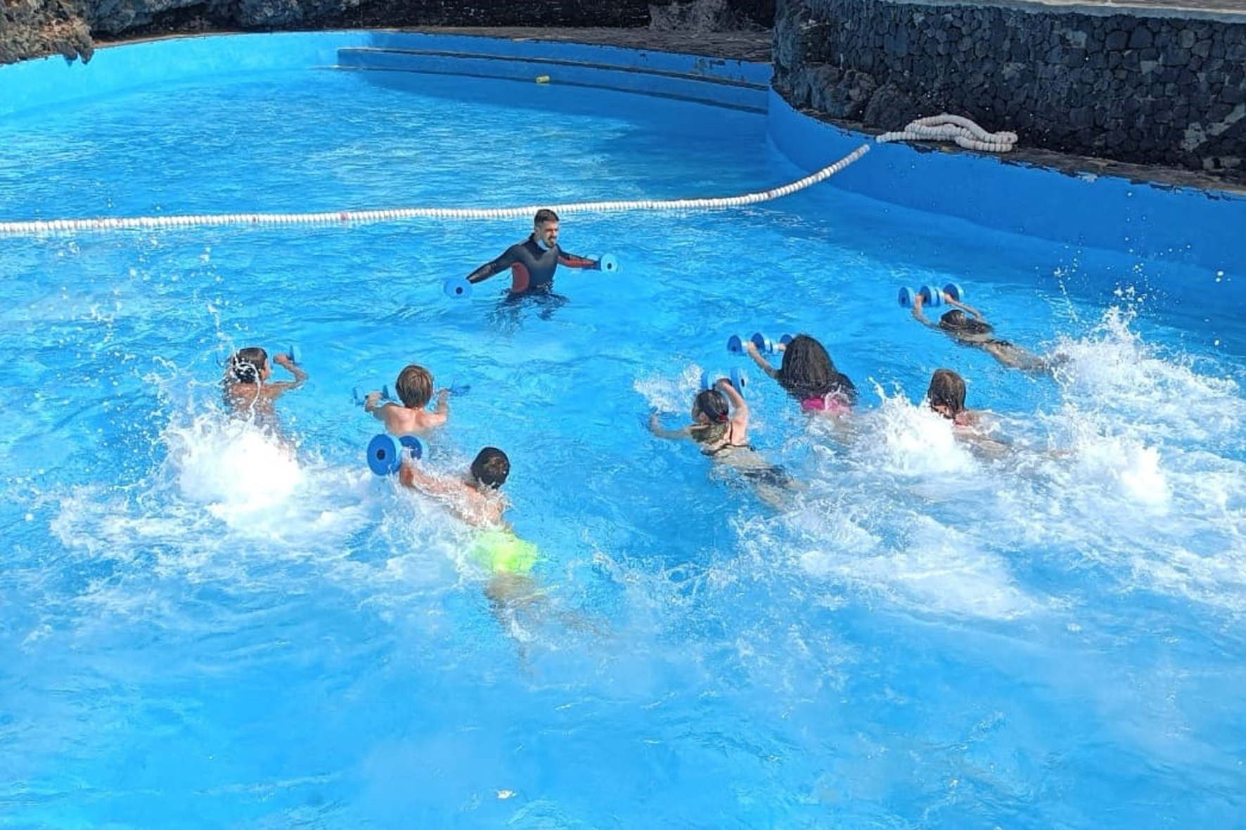 Hasta 50 niños participan en el curso de natación puesto en marcha por el Ayuntamiento de Valverde que da comienzo hoy