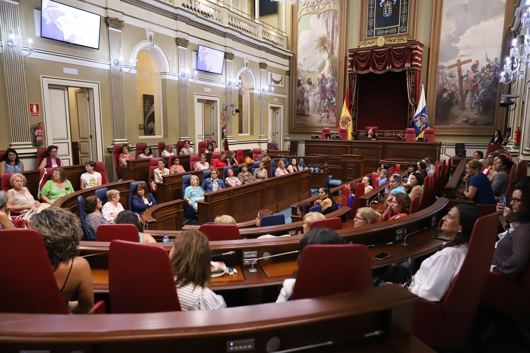 Mujeres herreñas participan junto a otras mujeres del mundo rural de todas las islas en un encuentro en el Parlamento de Canarias