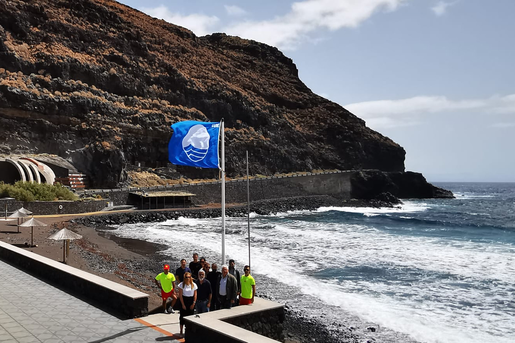 La playa de Timijiraque iza su Bandera Azul por cuarto año consecutivo