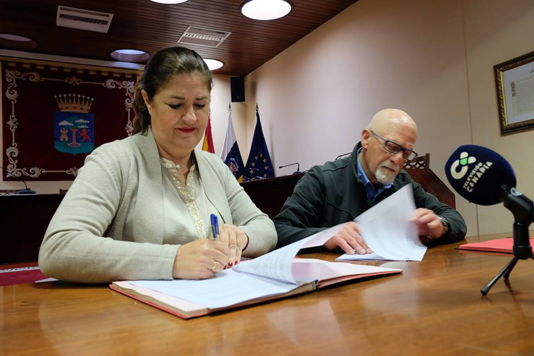 Cabildo y TransHierro firman el convenio que permite la implantación del Bono Residente Canario en El Hierro