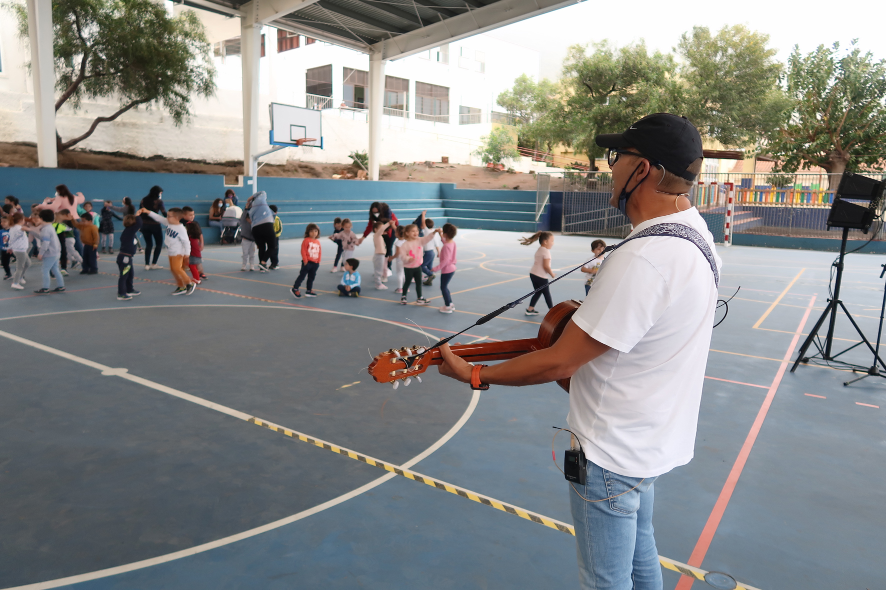 La Asociación cultural Amador realiza una jornada de cantacuentos en el CEIP Tigaday