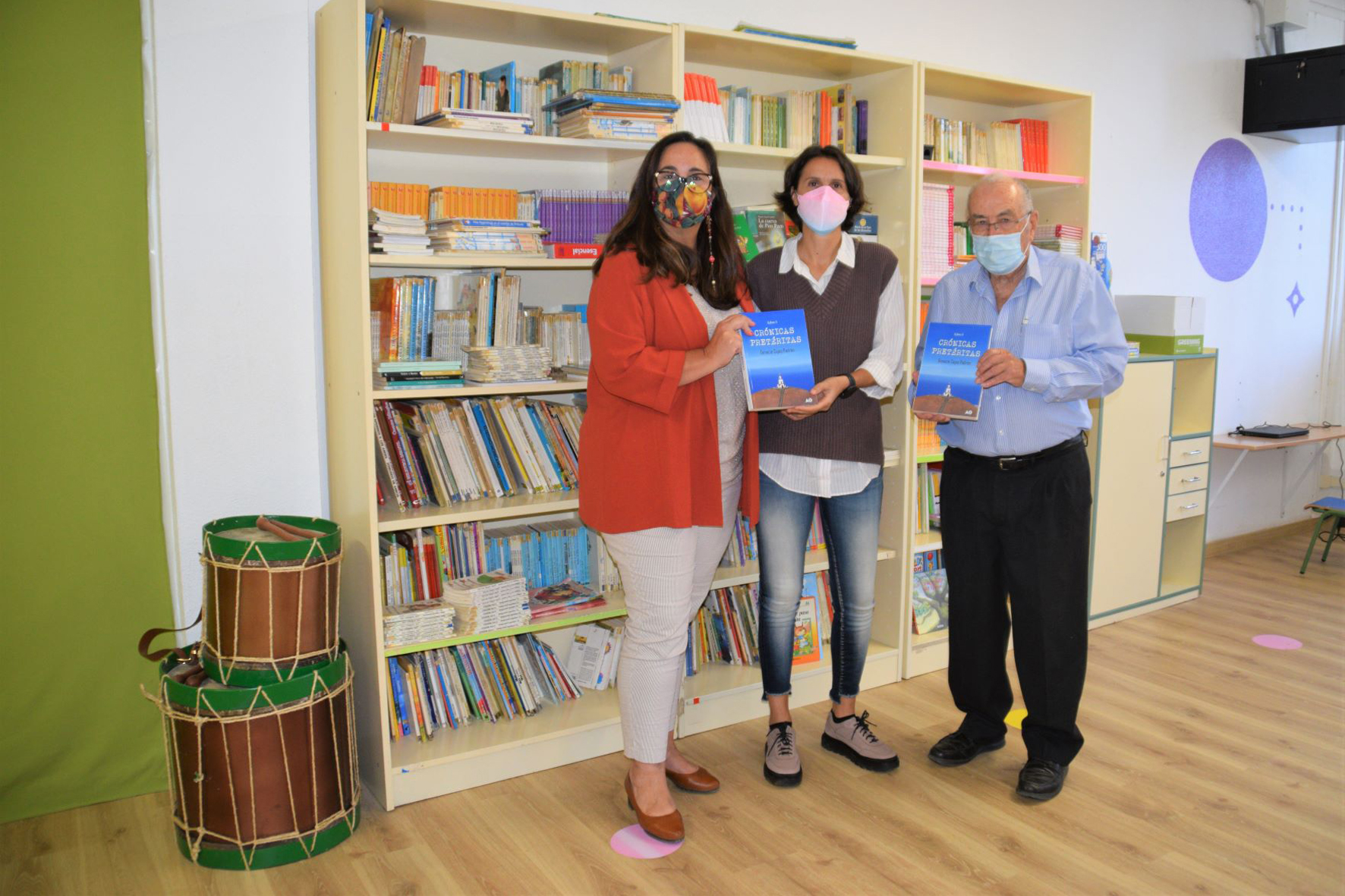 Los centros educativos de La Frontera reciben ejemplares del libro “Crónicas pretéritas” del autor herreño Donacio Cejas