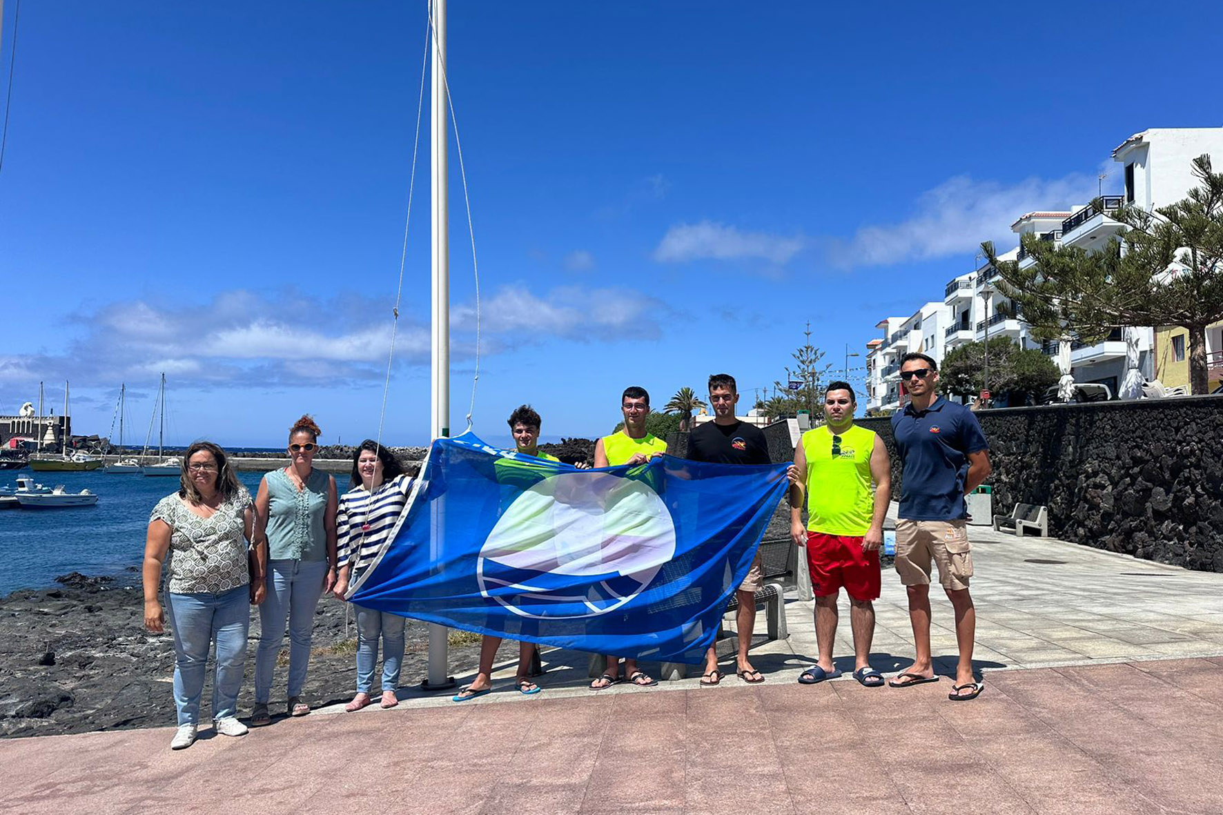 La playa de La Restinga iza por octavo año consecutivo la Bandera Azul