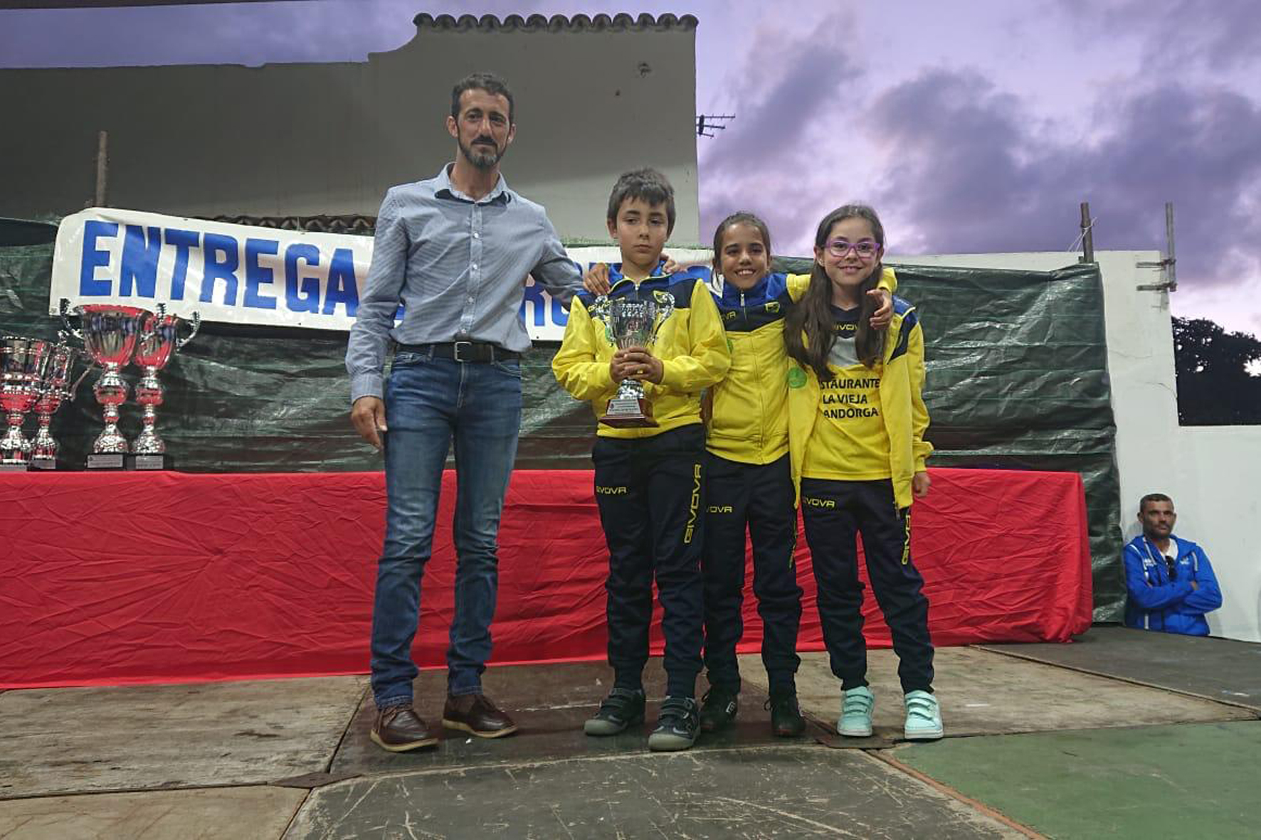 El Ayuntamiento felicita a los futbolistas piñeros premiados por la Federación de Fútbol