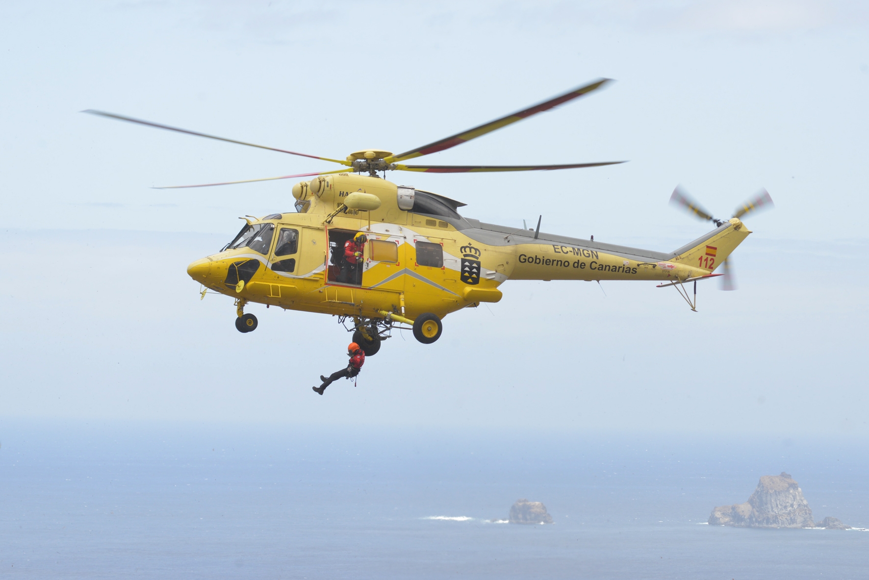 El helicóptero del SUC traslada a un buceador tras sufrir un síndrome descompresivo en la costa de El Hierro