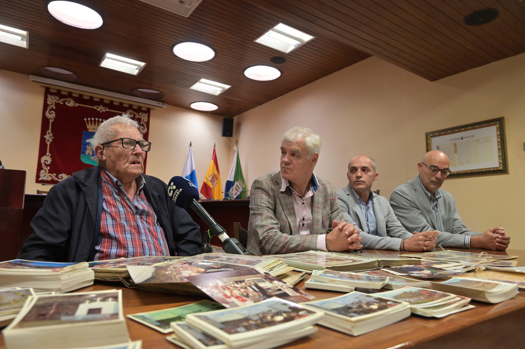 El fotógrafo herreño Ramón Padrón Cejas, cede al Cabildo de El Hierro su archivo audiovisual