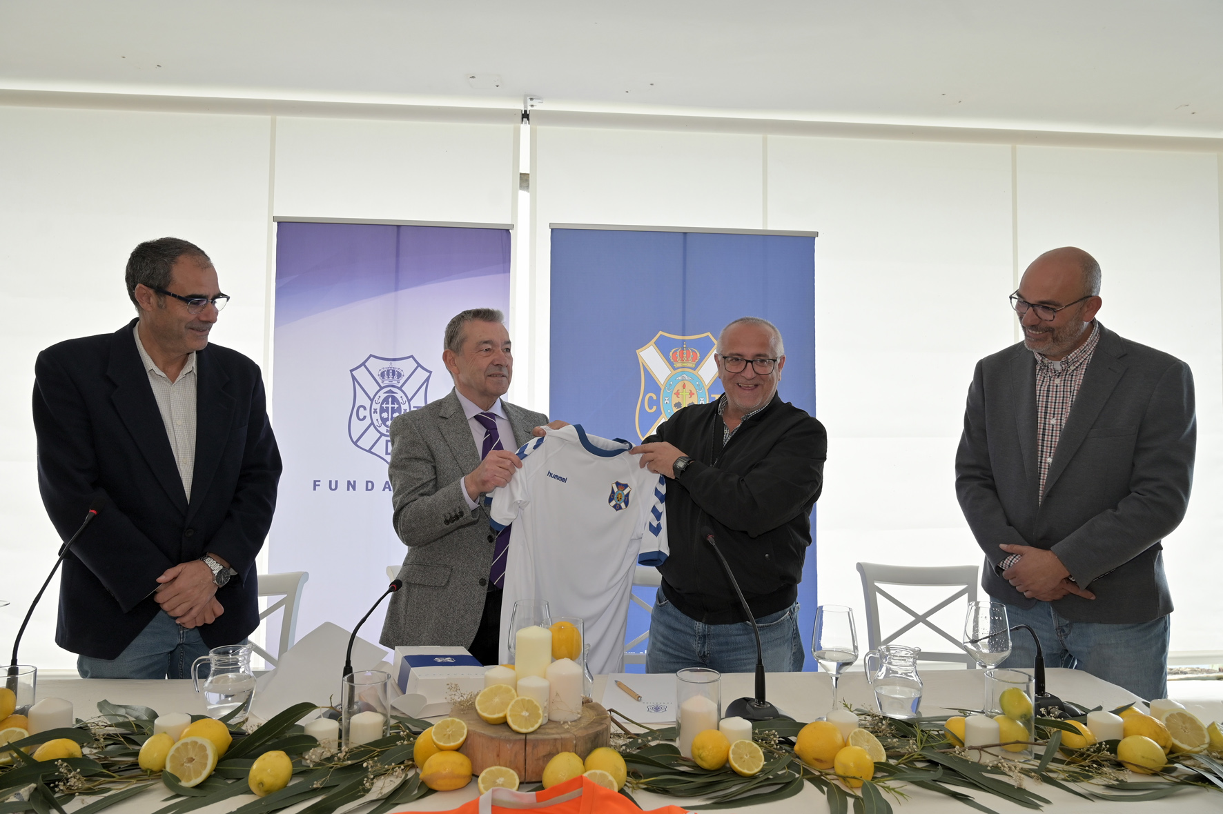 El CD Tenerife firma un convenio de colaboración para la promoción del fútbol base con el Club Deportivo Barrio