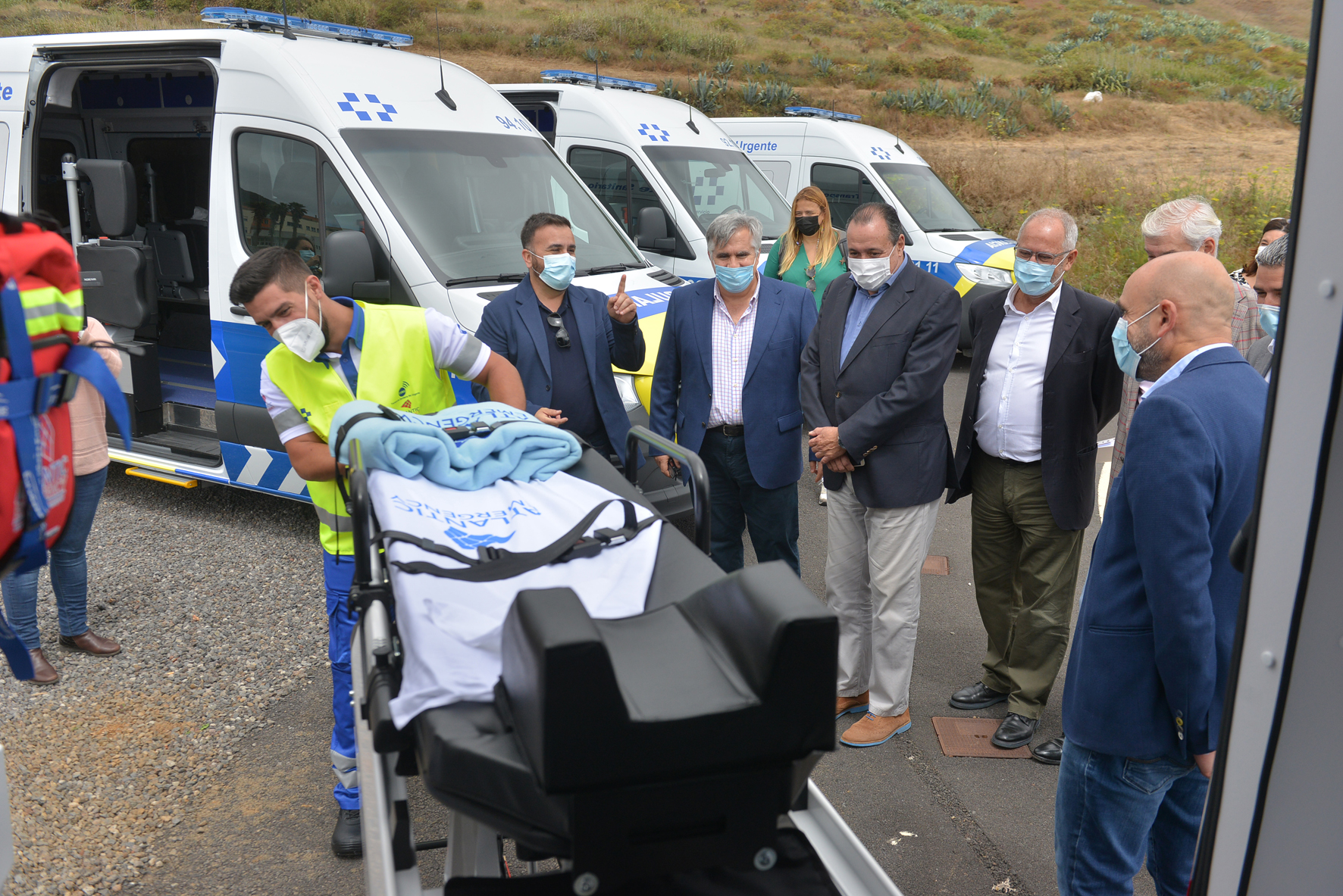 Blas Trujillo presenta las nuevas ambulancias del SUC y de Transporte Sanitario No Urgente de El Hierro