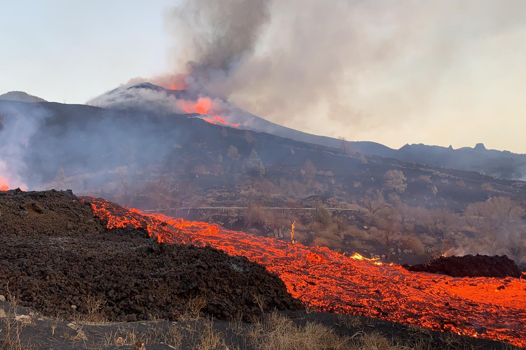 Una nueva lengua de lava eleva los daños en su camino hacia el mar