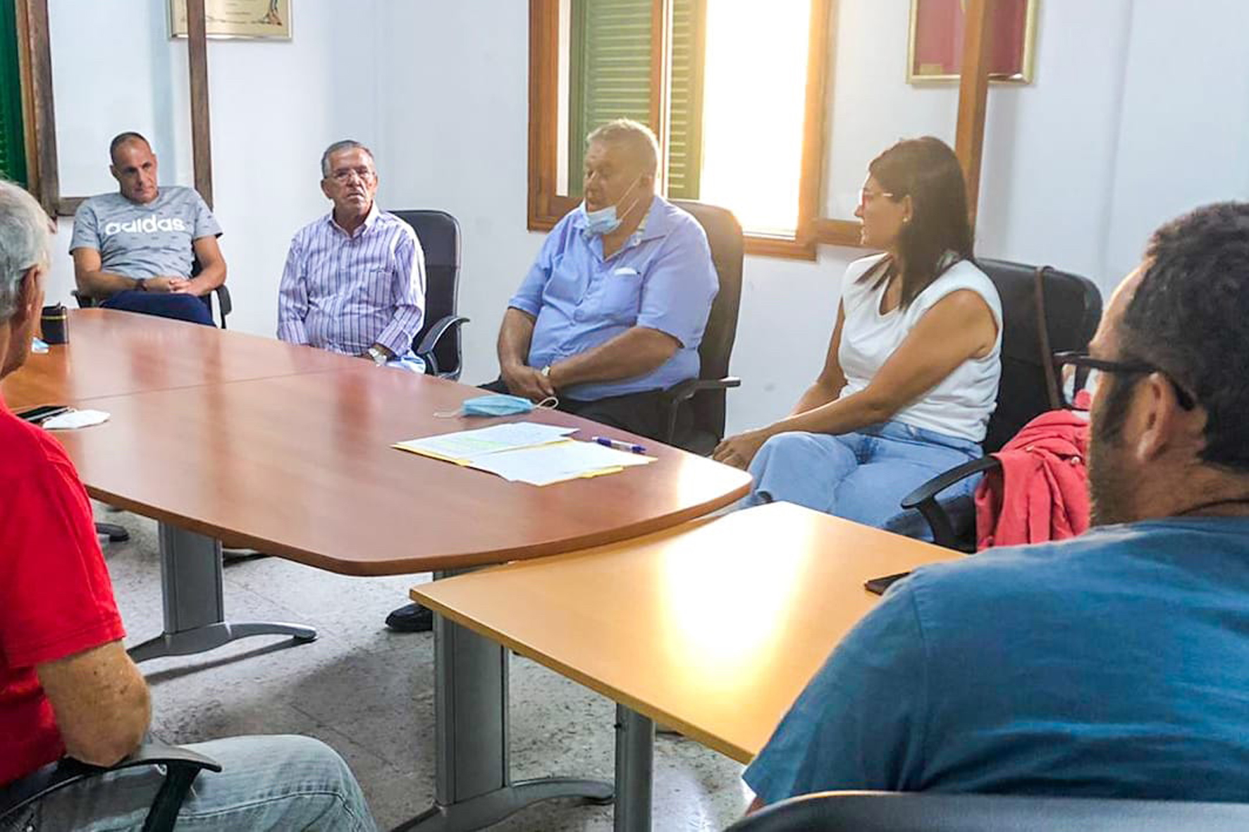 González se reúne con productores locales de piña tropical de El Hierro