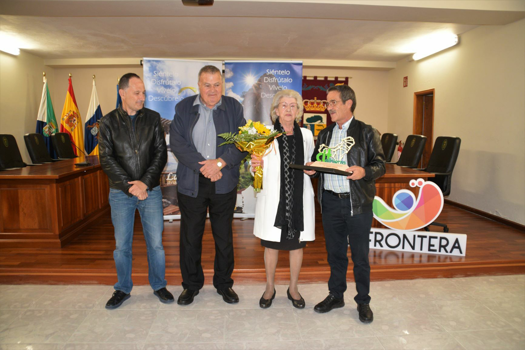 Gemma Chinosi recibe el galardón Amigos del Turismo del Centro de Iniciativas Turísticas de El Hierro