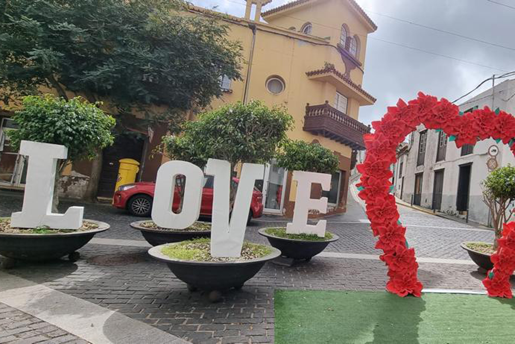 El Ayuntamiento capitalino instala un photo call con forma de corazón gigante dentro de la campaña “Enamórate del comercio herreño”