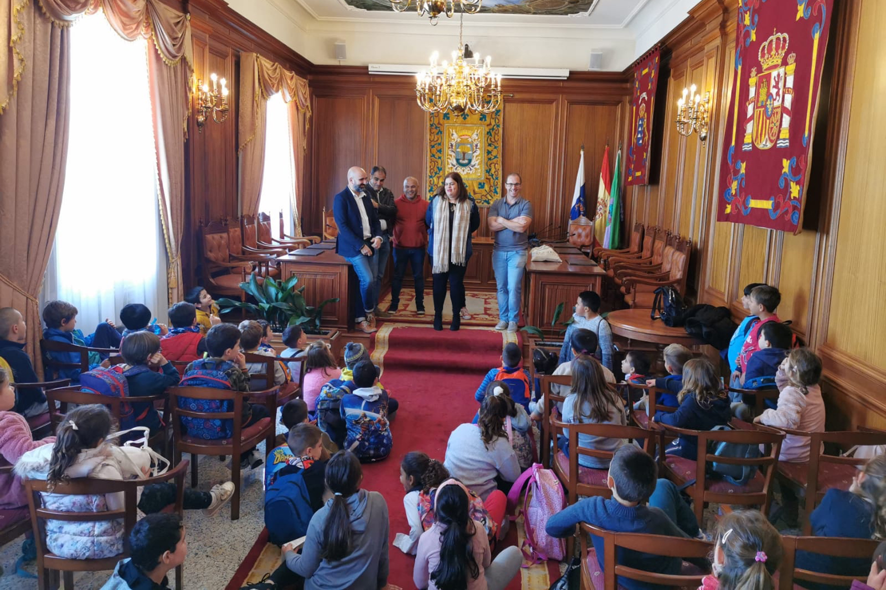 Escolares del CEIP de Valverde visitan el Ayuntamiento capitalino
