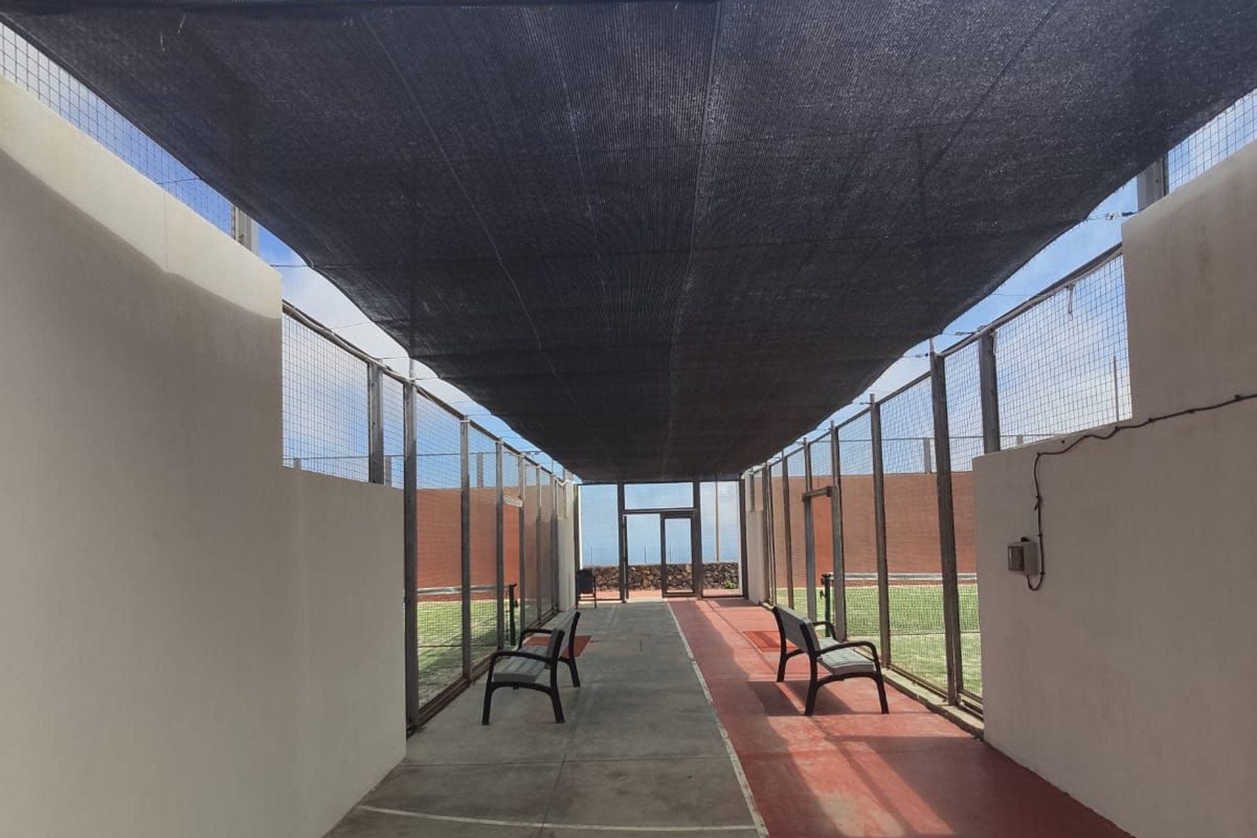 El Cabildo realiza mejoras en la cancha de pádel del Centro Deportivo de El Mocanal