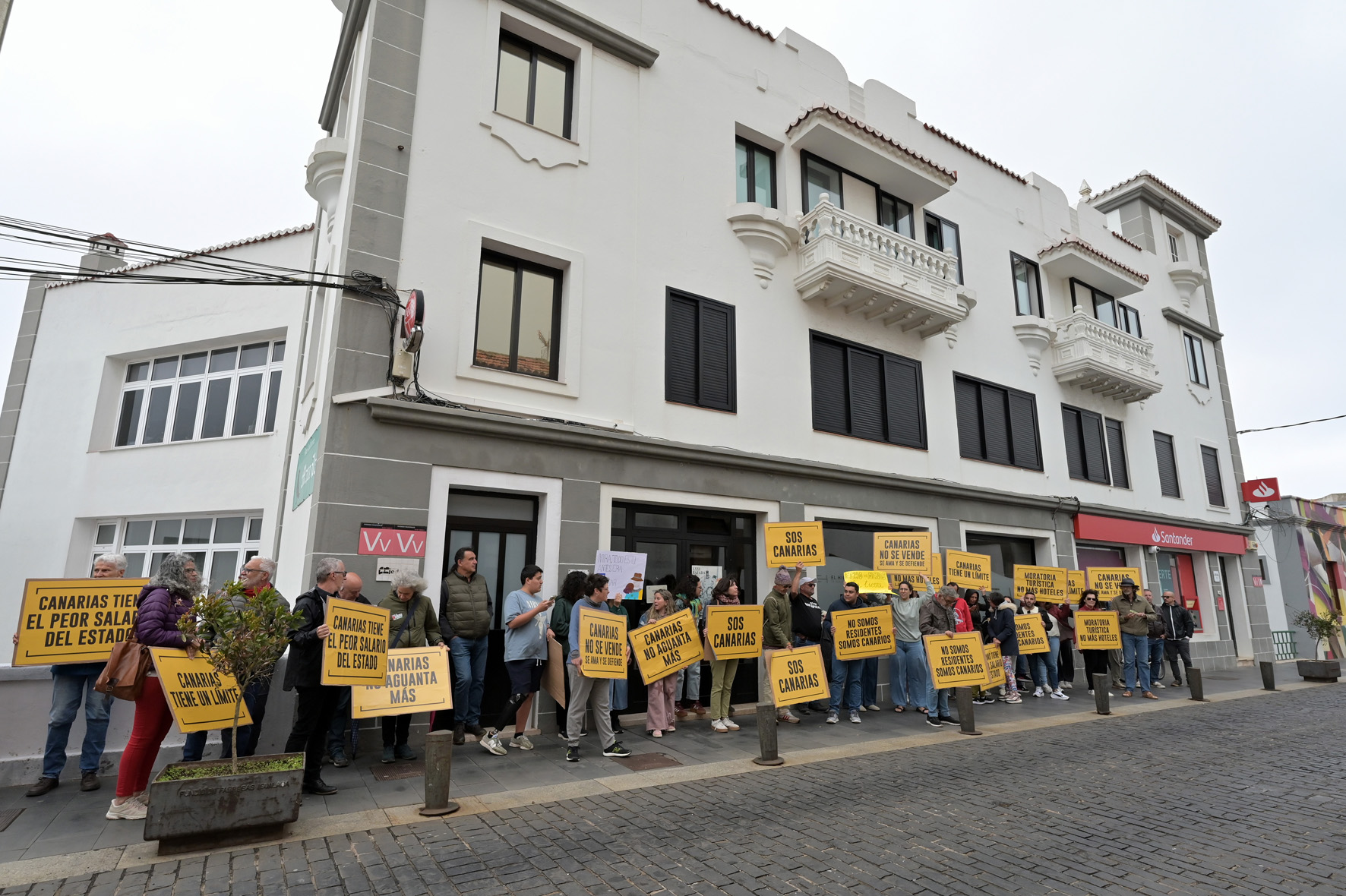Un centenar de personas se concentran este domingo en Valverde para reclamar un cambio de modelo económico en el archipiélago