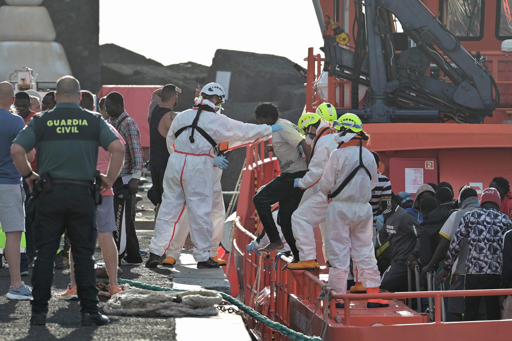 Salvamento Marítimo rescata a 66 personas a bordo de un cayuco a 46 millas al sureste de El Hierro