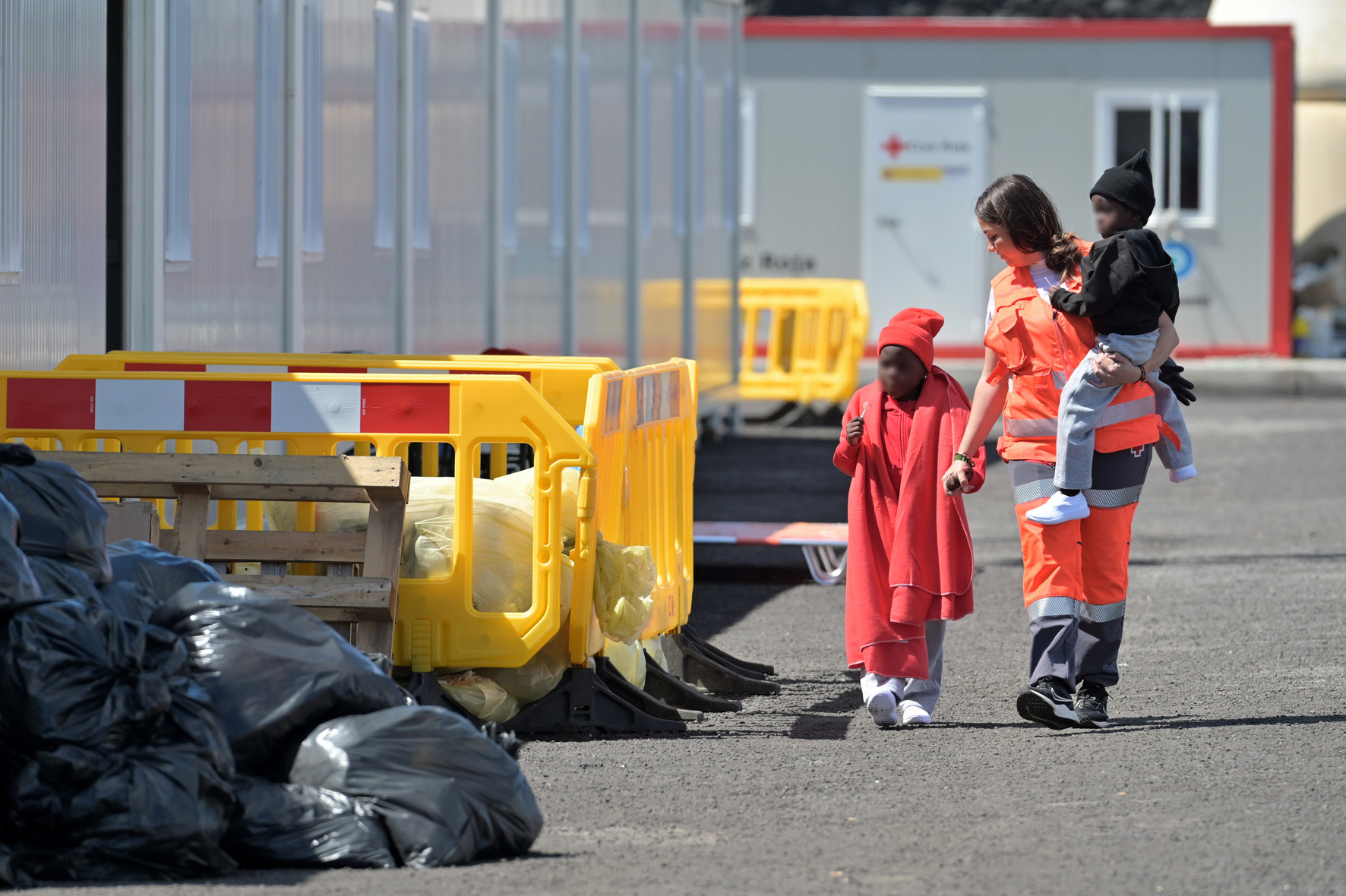 Salvamento Marítimo rescata a 86 personas a bordo de un cayuco en aguas cercanas a El Hierro