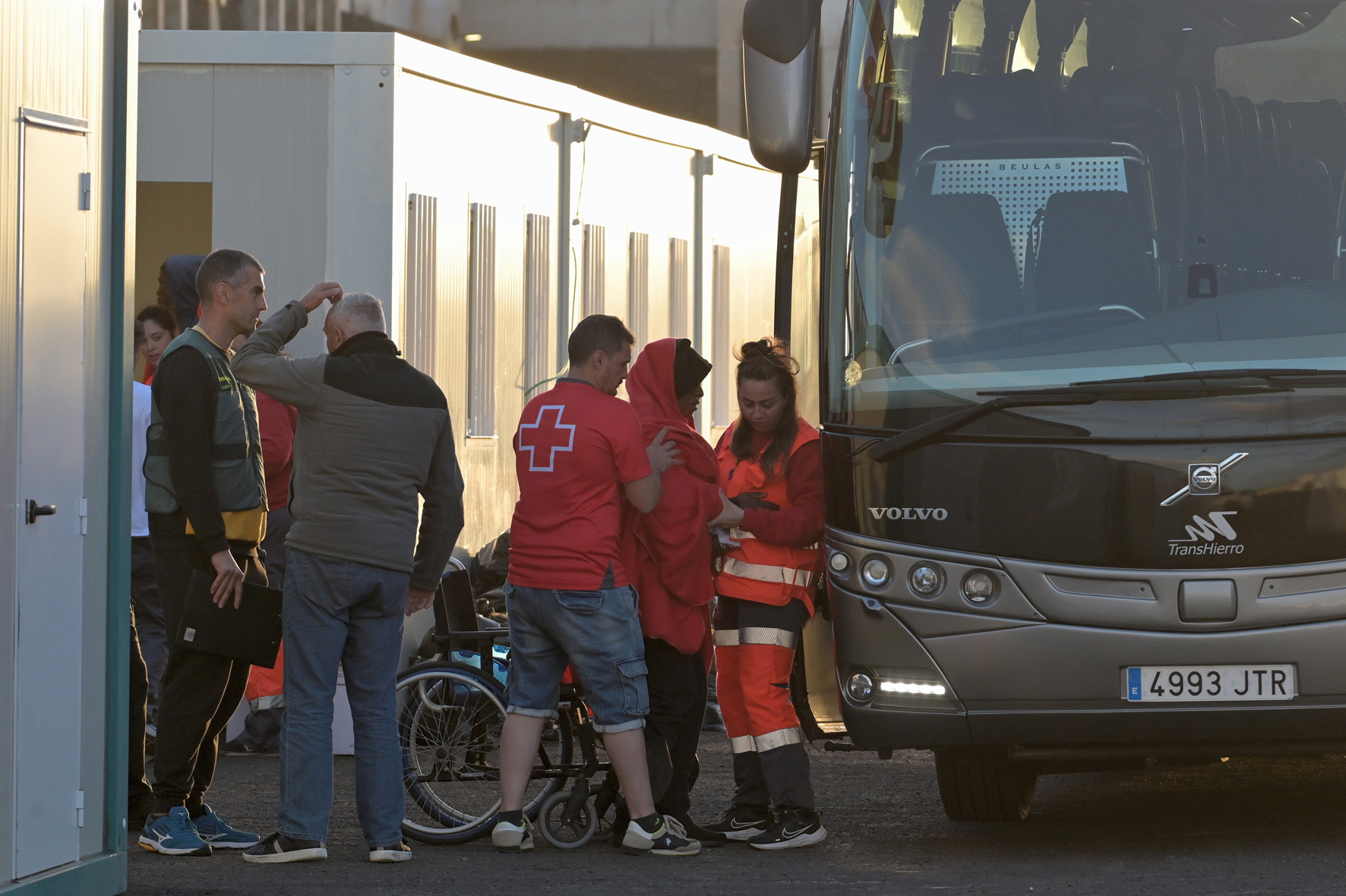 Salvamento Marítimo rescata a 49 personas a bordo de un cayuco en aguas cercanas a El Hierro